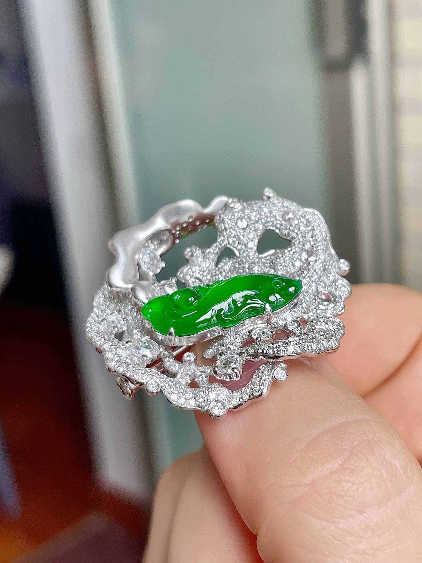 ️缅甸玻璃种帝王绿鱼儿吊坠胸针，如鱼得水，色辣水润，饱满无裂，裸石19/6.4/4-整体31.3/31.2/7.6编码1119我爱祖国