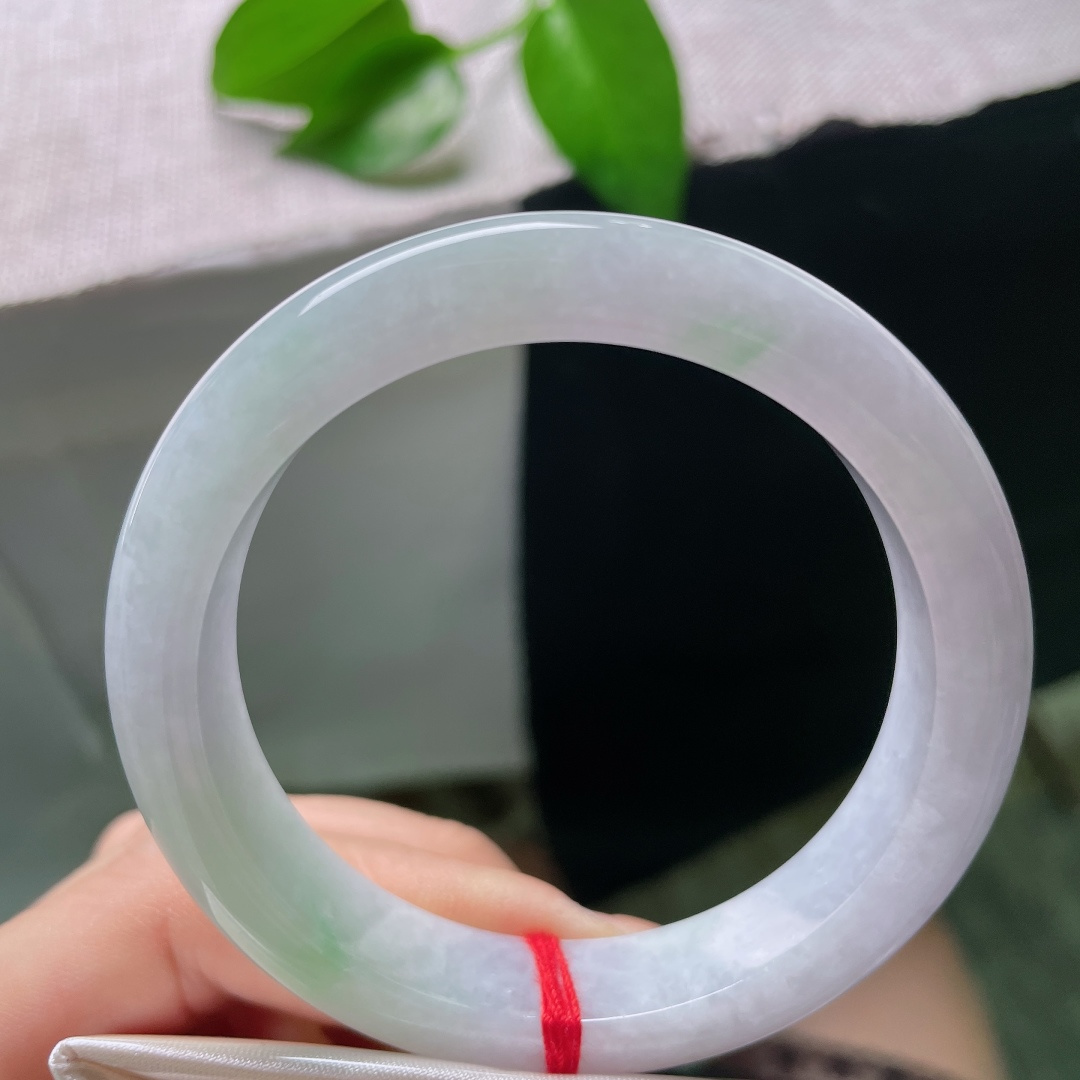 53.6/11.8/8.4，春彩正圈，无裂，玉质冰润细腻，淡紫为底，翠色点缀，经典正圈上手端庄雅致。ss58849a