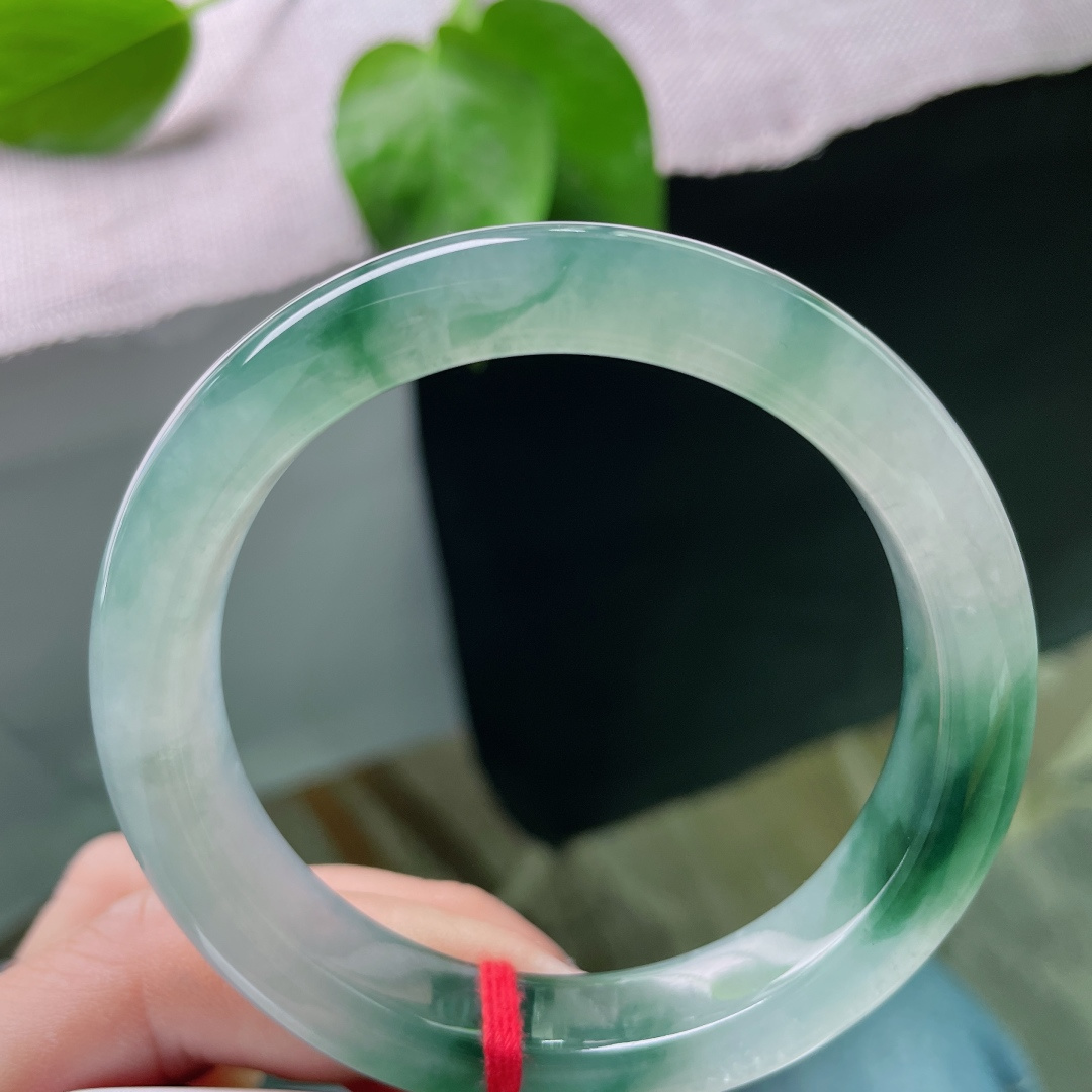 56/11.9/8.7飘花正圈，冰润细腻，晶莹剔透的底子里，勾勒出云雾缭绕的山峦，婉间风景，无裂，ss58928a