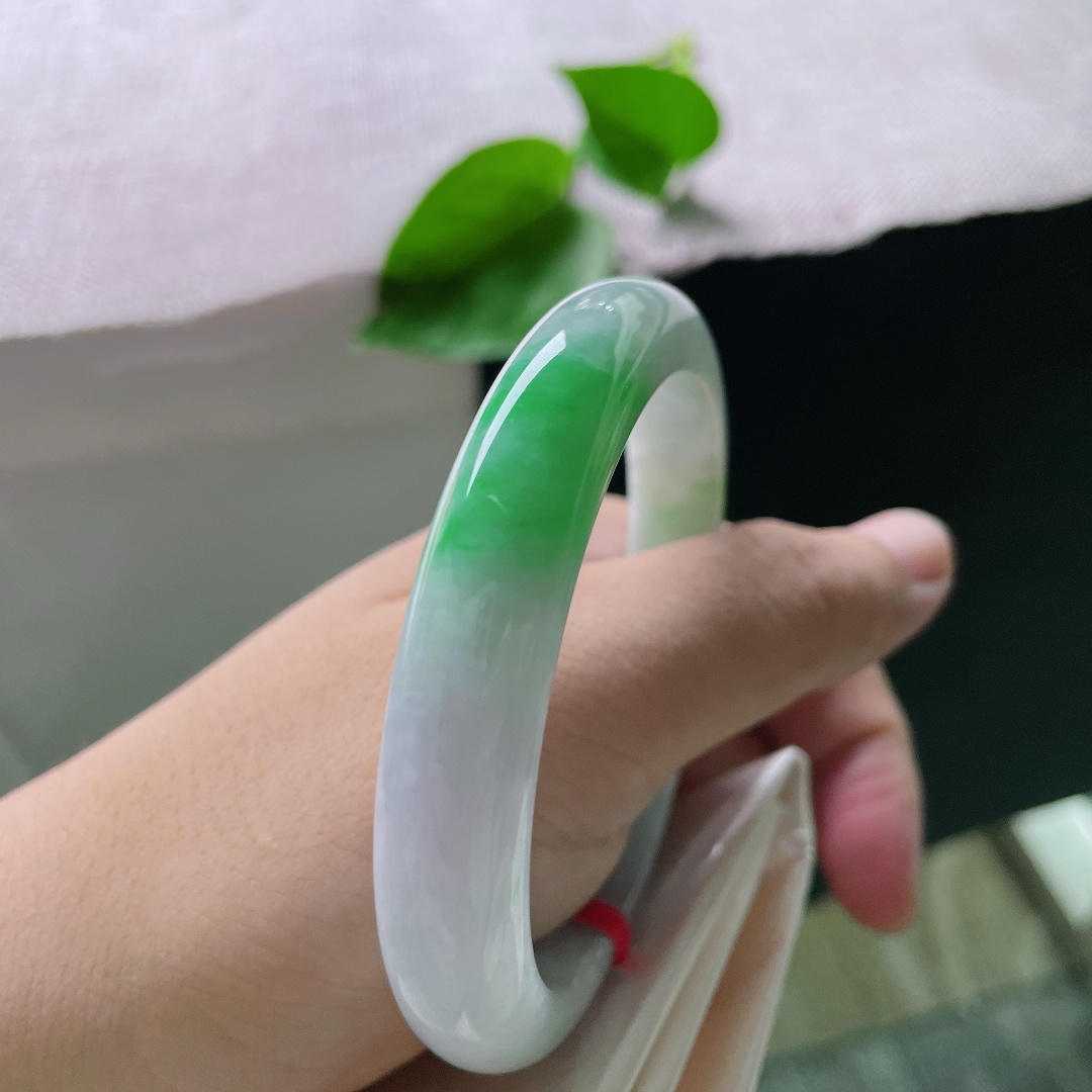 59.1/11.5/8.6，飘绿正圈，晶体，素玉衬鲜翠落于腕间，一抹晴绿漾开万般温婉动人，ss58942a