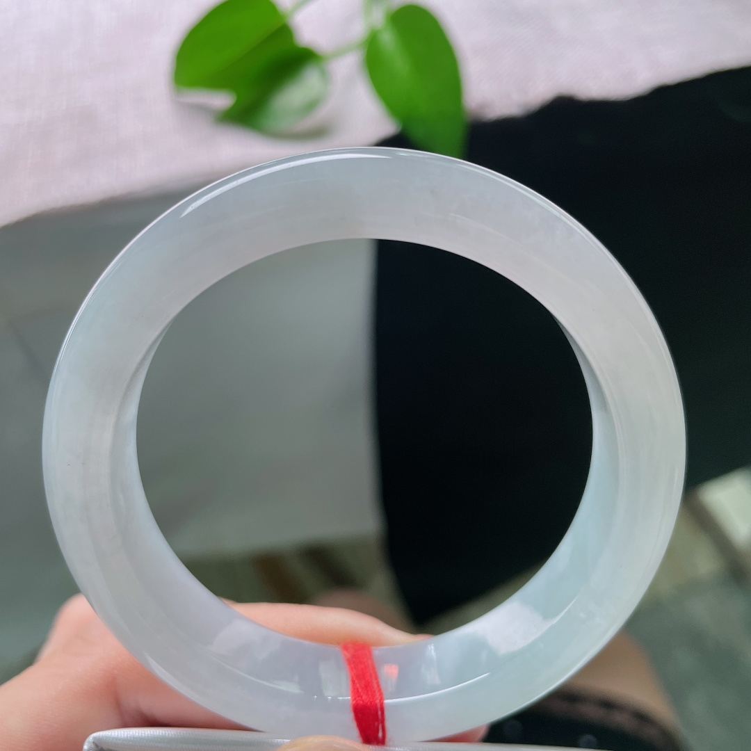 54.6/12.4/8.4，蓝底正圈，内纹，种水通透温润，质感冰润柔和，经典正圈版型，上手简约端庄大气。ss58833a