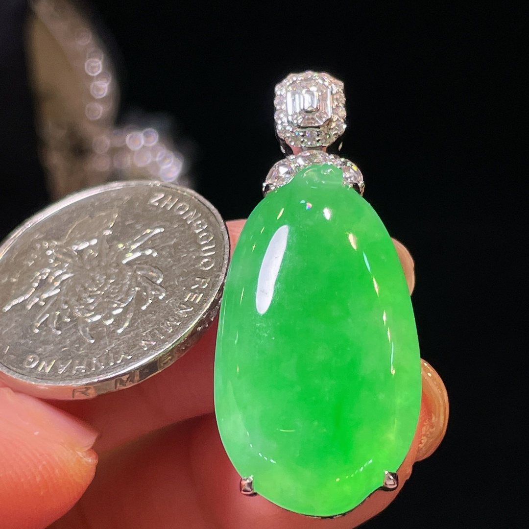 翡翠A货 福瓜吊坠 阳绿满色，料子冰润细腻，种老起光，18k金镶真钻，上身佩戴效果很好 尺寸如图，35.7-15.3-8.8