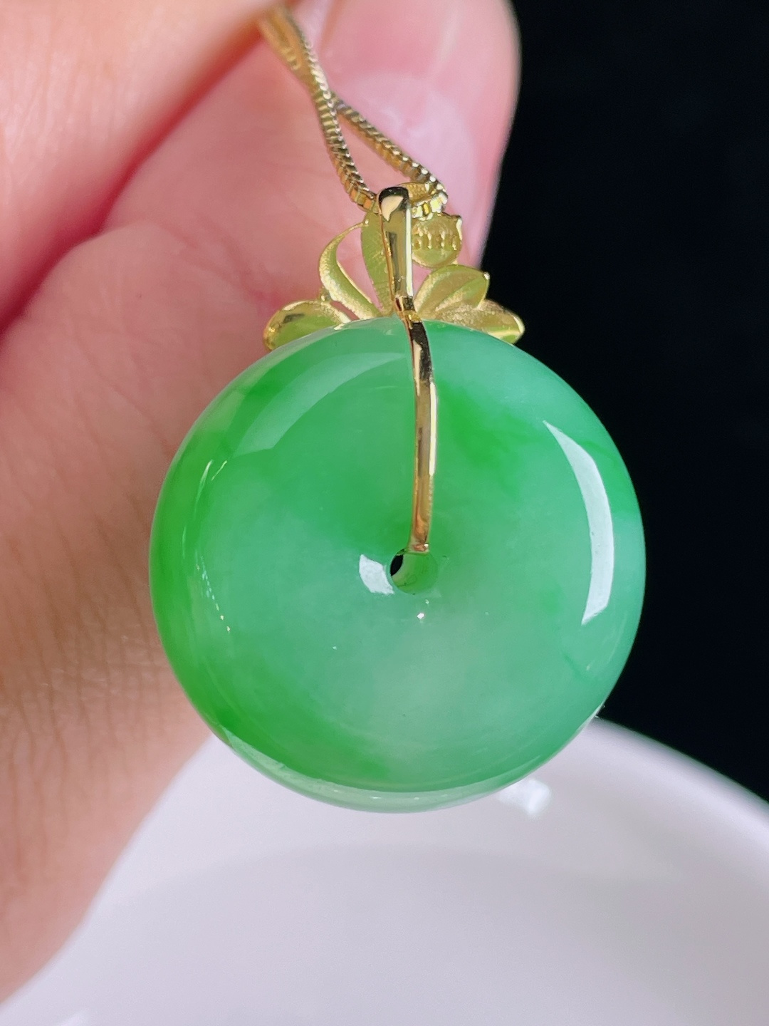 阳绿平安扣，18k镶嵌，老种起光，细底通透，尺寸：28裸石22/11.6mm0912