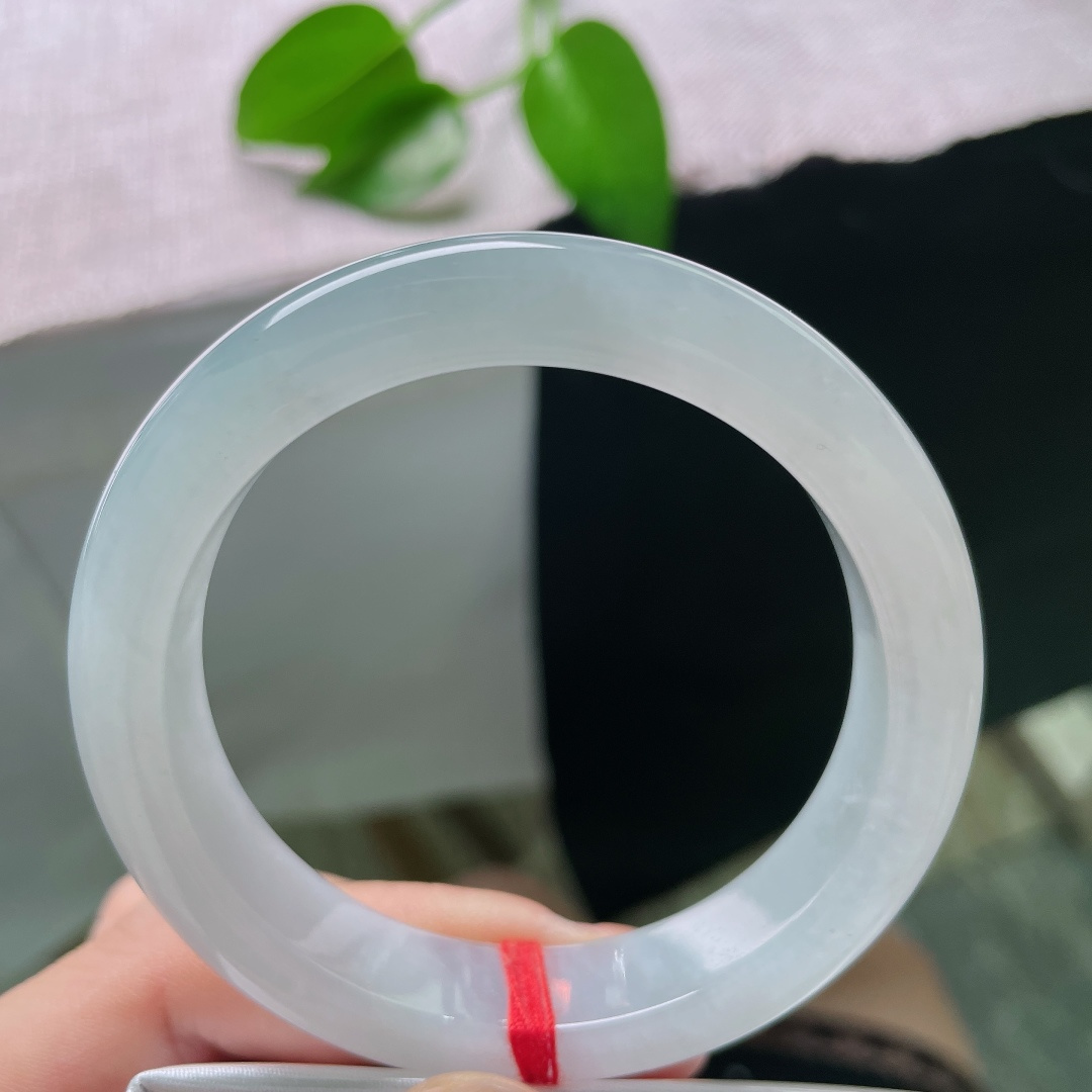 54.6/12.4/8.4，蓝底正圈，内纹，种水通透温润，质感冰润柔和，经典正圈版型，上手简约端庄大气。ss58833a