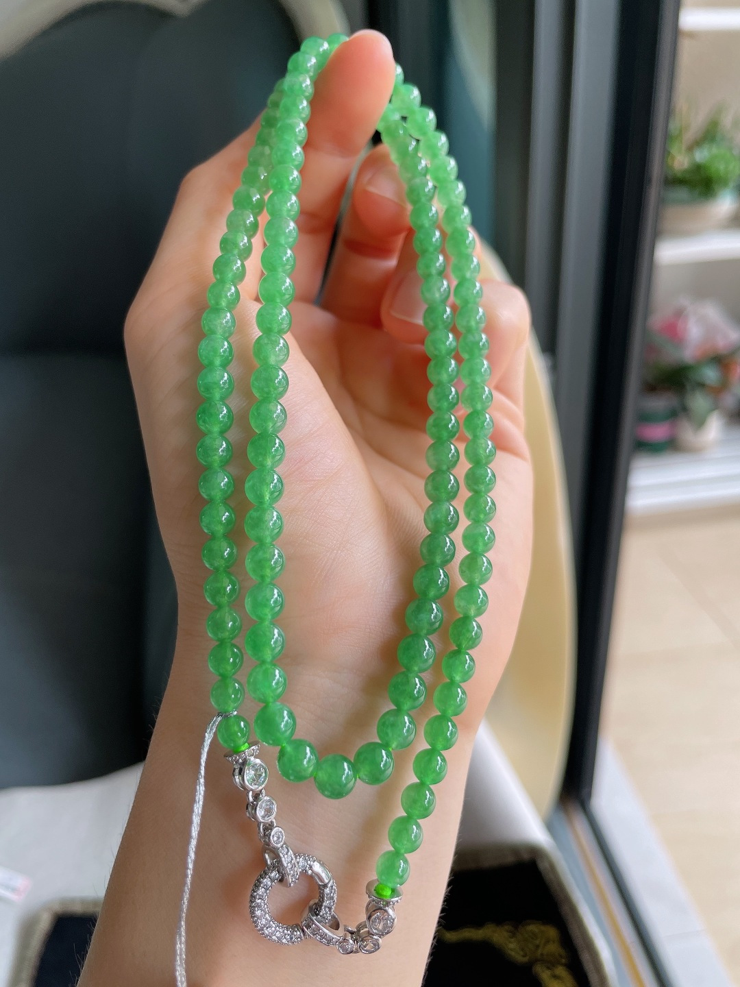 缅甸天然翡翠A货，冰满绿项链，尺寸：5.5mm108颗。【编4536】
