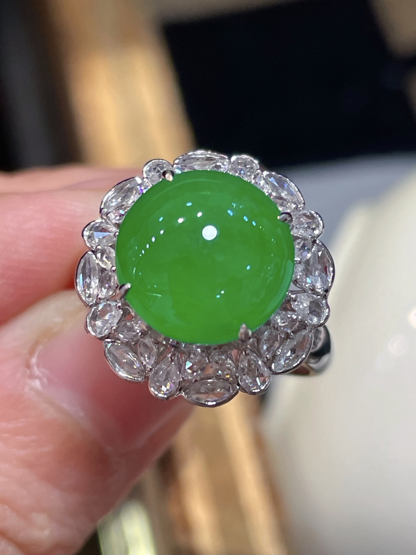 高冰缅料翡翠蛋面戒指，形状饱满圆润，品相特别好，满色，品相好，胶感十足