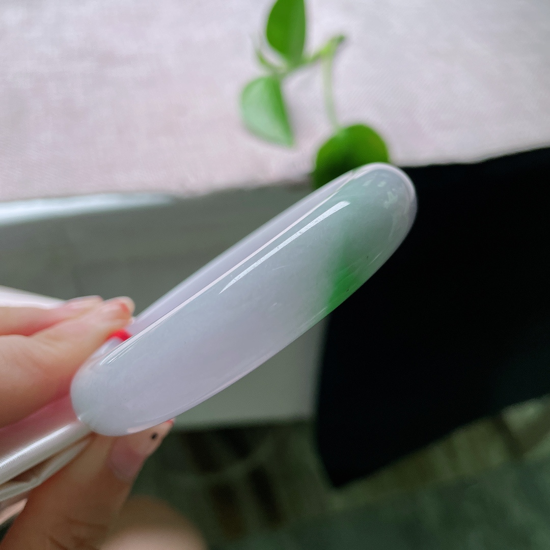 57.8/13.5/8.4，飘绿正圈，晶体纹，素净底色配上一抹鲜翠，清雅不俗，简约又有韵味。ss58939a