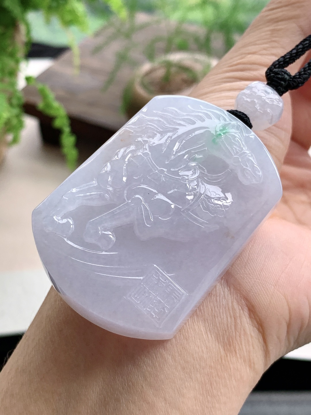 【裸石】️糯冰紫底生肖马飘绿花马上成功吊坠【说明】缅甸 性比高 超厚 飘花【尺寸】54.3-39.4-11.7【重量】63克