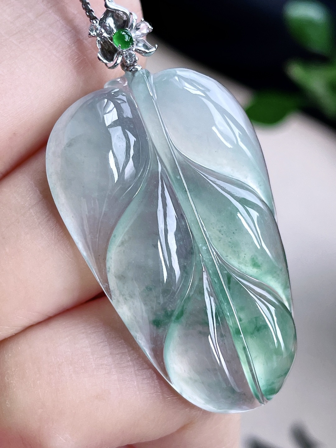 【镶嵌】冰飘绿花叶子大树叶吊坠 【说明】缅甸 18k金镶嵌 无裂 性比高 飘花 【整体】46.5 【裸石】38.6-25-5.7 【重量】10克