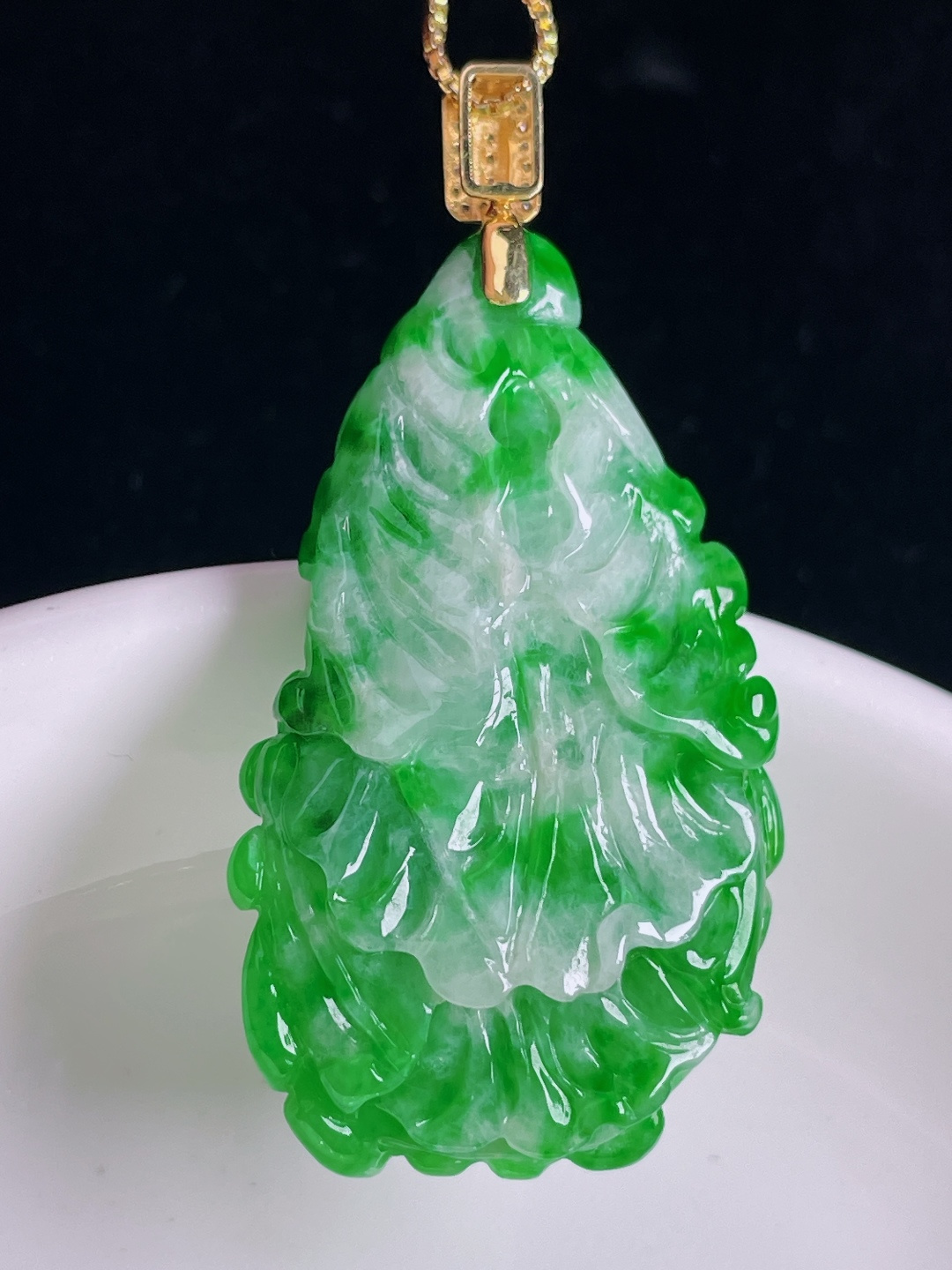 辣绿白菜百财，18k镶嵌，老种起光，细底通透，尺寸：45.6裸石38.3/23.3/11.3mm0912