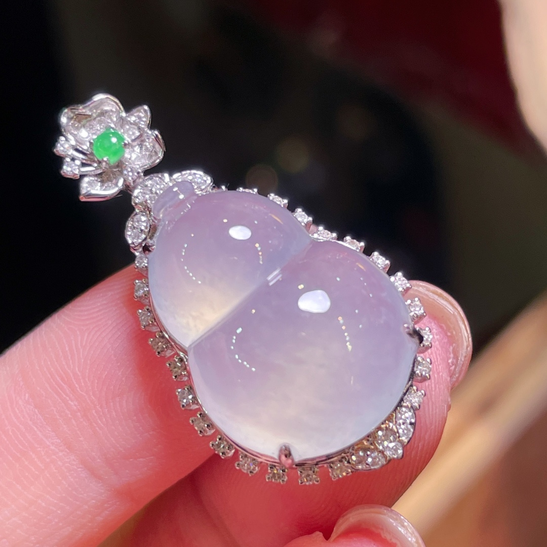 ️翡翠A货 葫芦吊坠 冰种起光，料子冰润细腻，种老起光，18k金镶真钻，上身佩戴效果很好 整体33.2-17.2-11.8裸石20.5-14.8-8