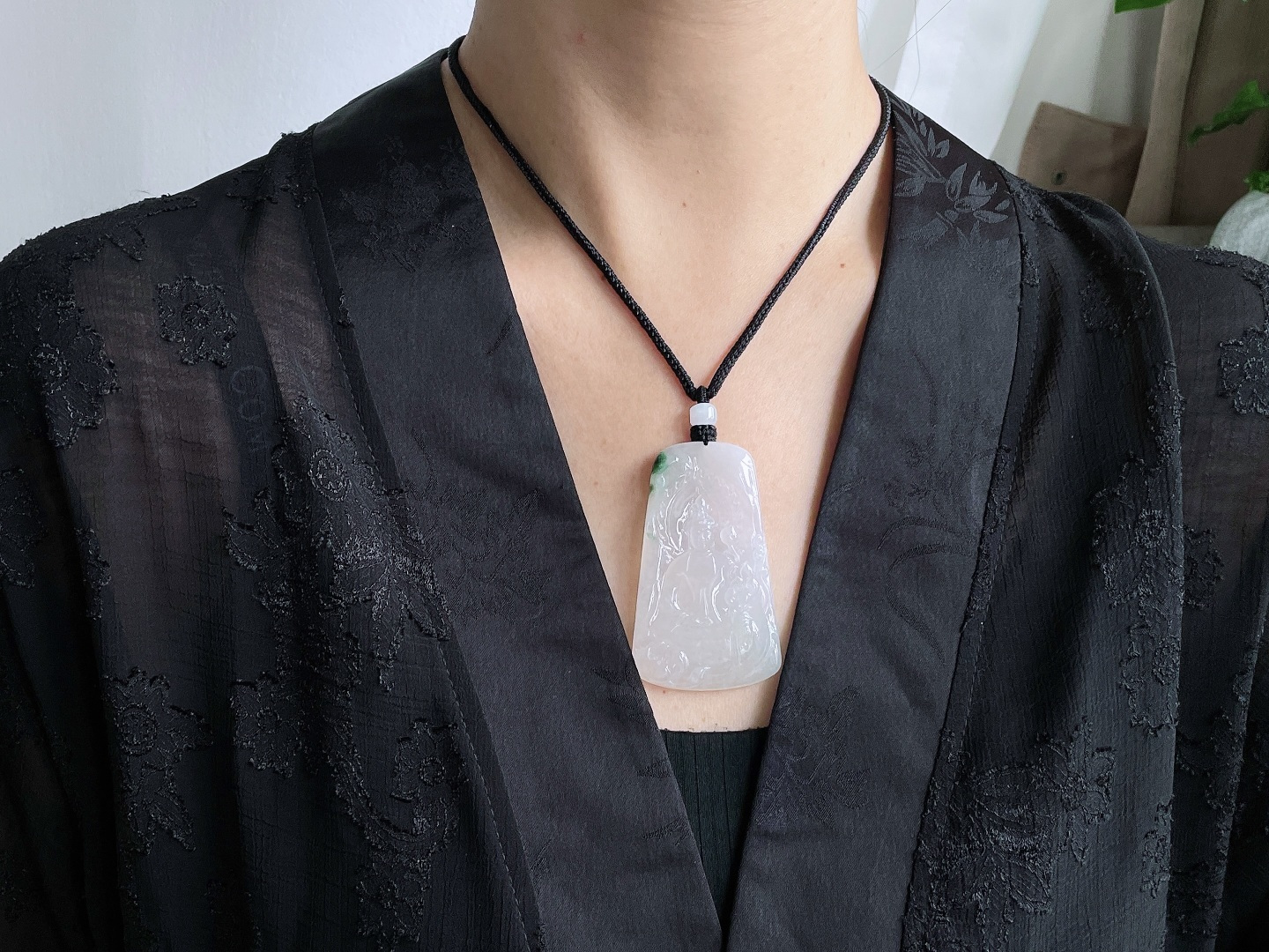 【裸石】糯冰飘花大势至观音持莲观音牌吊坠 【说明】缅甸 无裂 性比高 厚装 【尺寸】66-39.5-6.8 【重量】40克
