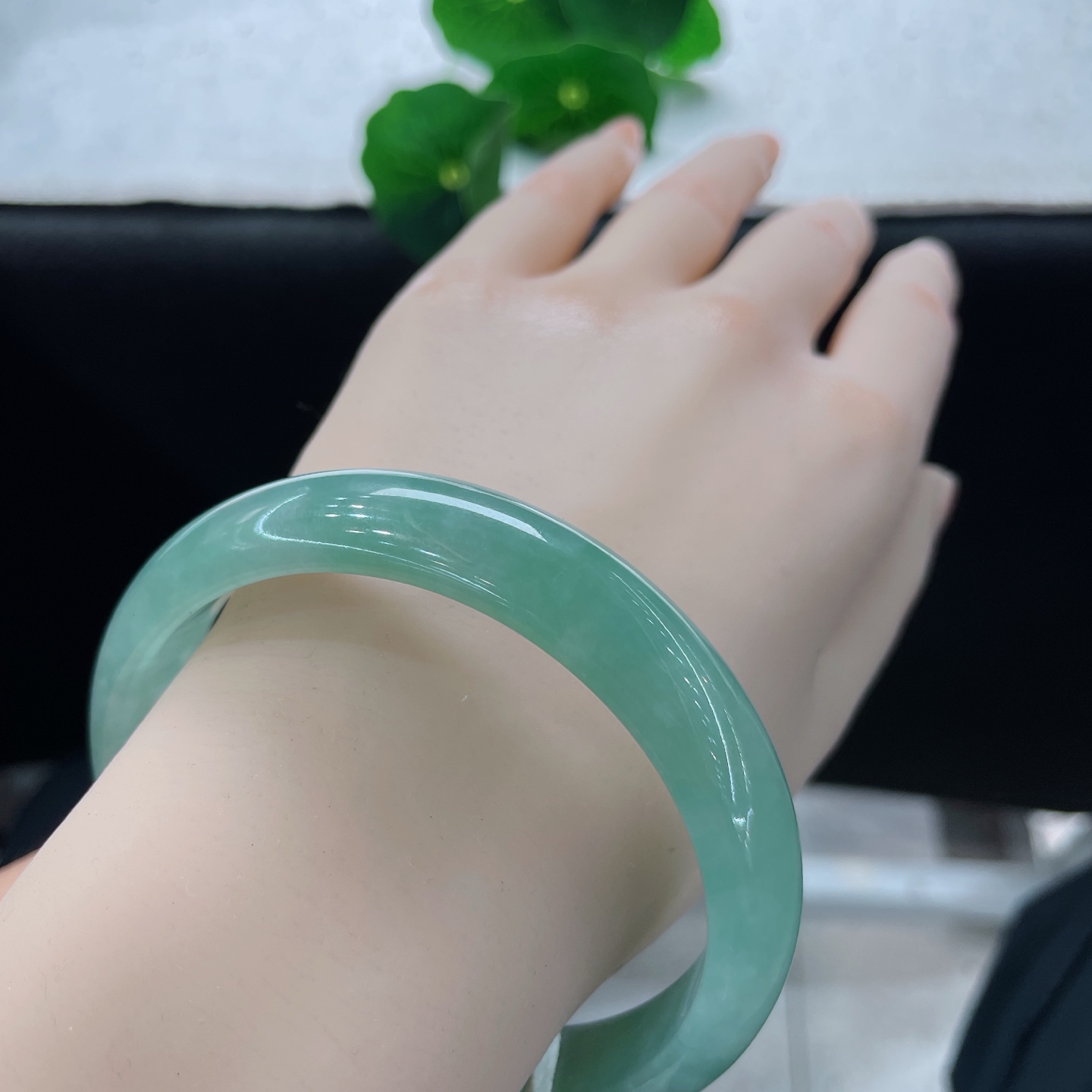 天然翡翠手镯 圈口63.3/13.5/7.8，果绿正圈，63/64可戴，玉质通透细腻，水头莹润，满圈清新果绿色均匀柔和，无裂