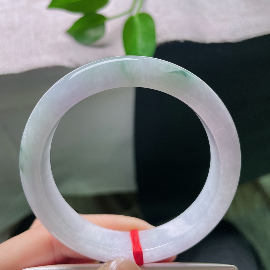 55.5/12.6/8.3，飘花正圈，皮纹，淡紫为底，柔和飘花由玉骨之内缓缓晕出，不艳俗、不暗沉，如