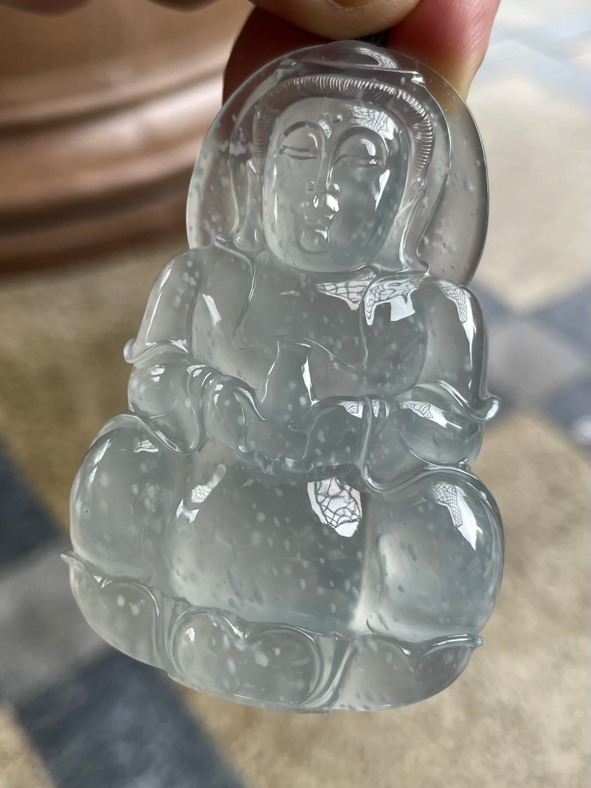 【冰种观音吊坠】老坑雪花棉，料子通透闪亮，质地致密，种老起强胶感，人物面部开脸生动，雕刻很精细，表情端庄祥和。