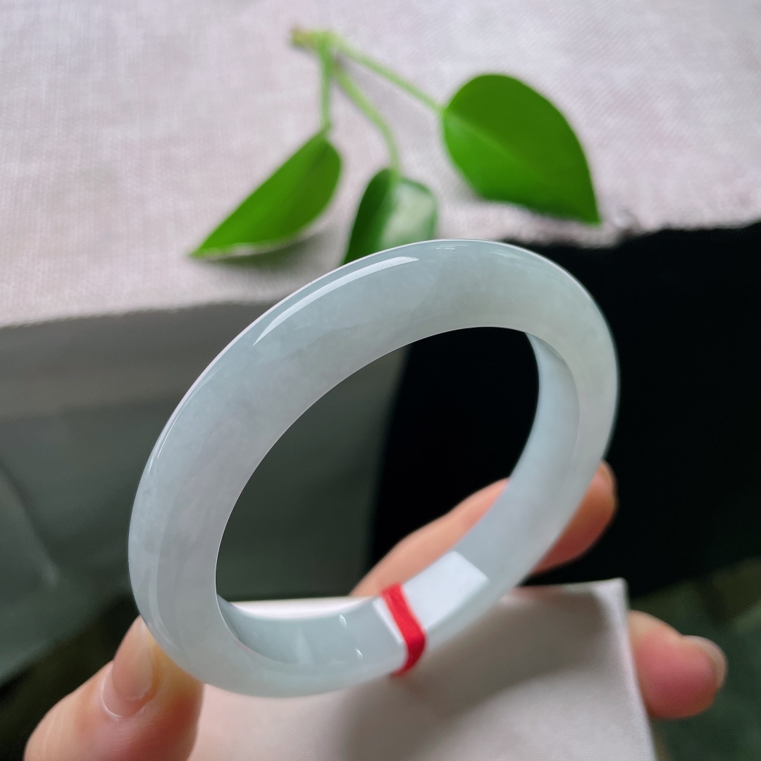 54.8/10.6/8.4，蓝底正圈，一点皮纹，似薄雾笼罩的湖面，淡淡晴底携一抹翠意，静谧治愈。ss58816a
