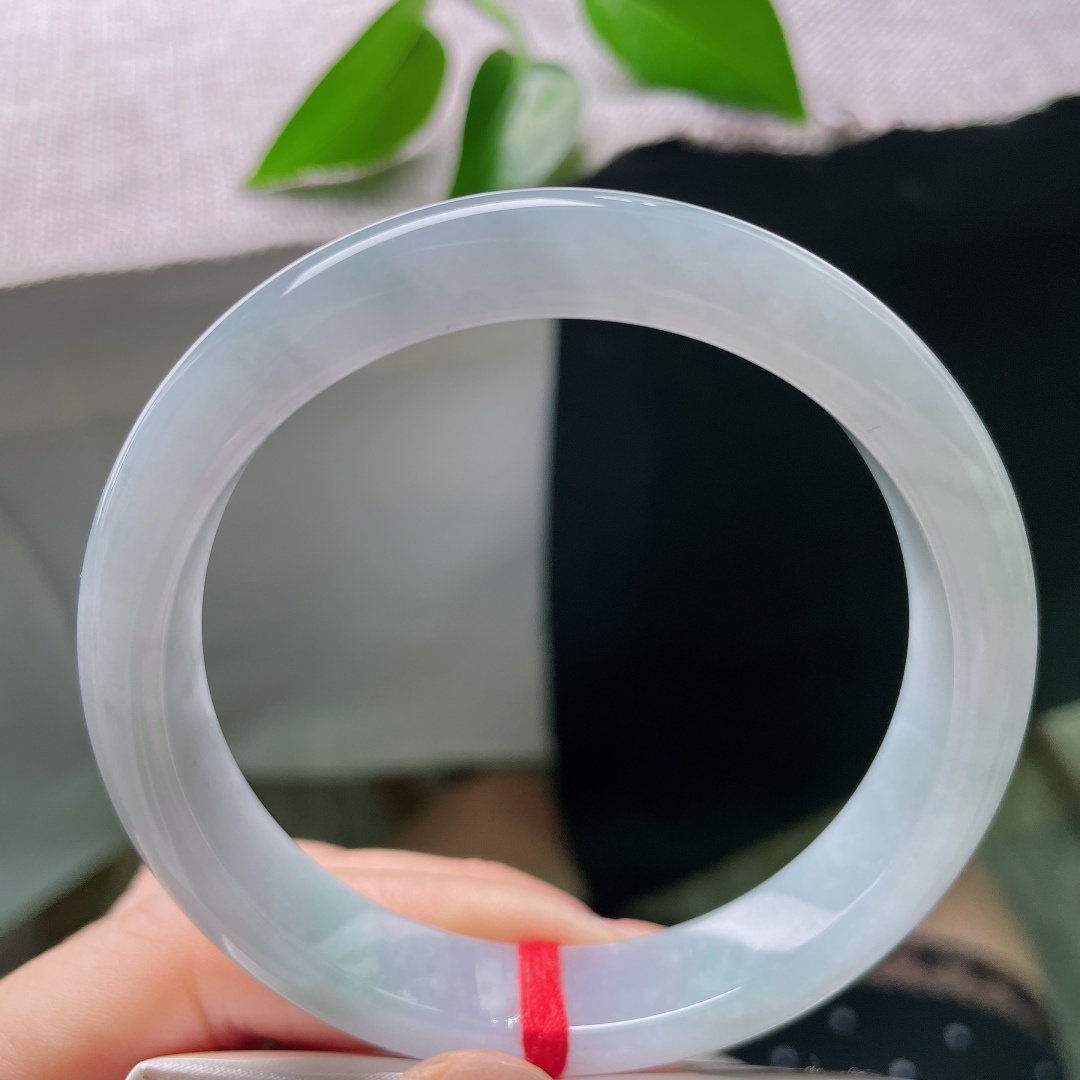 58.8/11.8/8.4，蓝底正圈，一点皮纹，冰润浅晴平安镯，玉质细腻温润，带一缕淡绿，清雅柔和。ss58763a