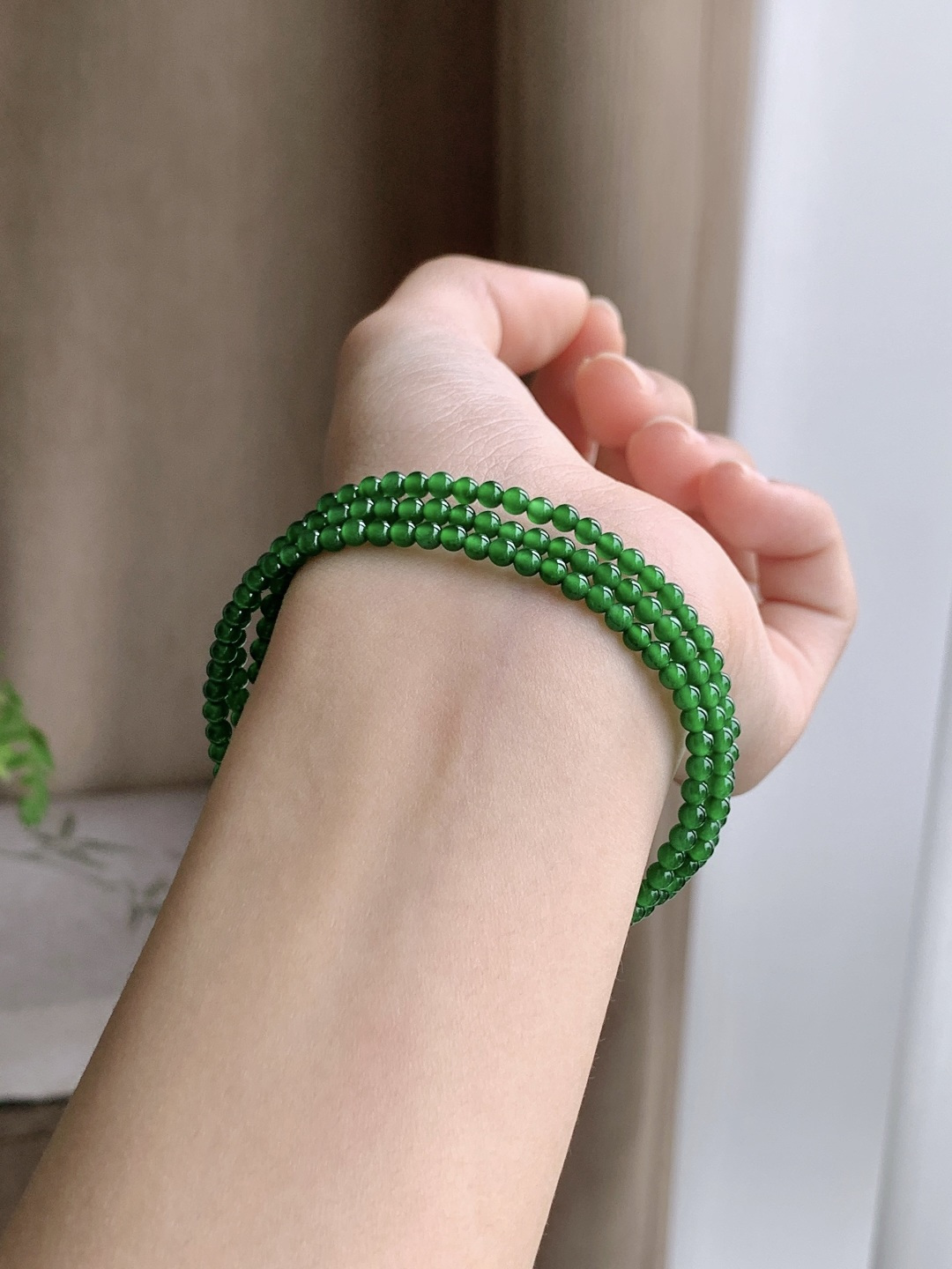 【珠子】冰辣绿珠链圆珠子珠链 【说明】 性比高 【尺寸】3mm，27cm 【重量】10.4克