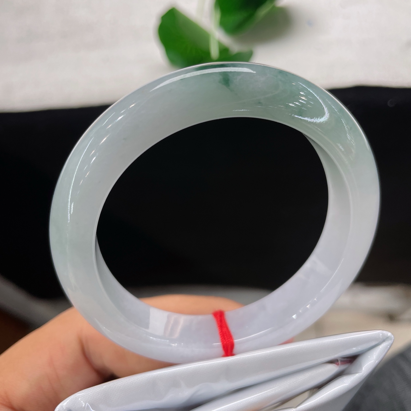 天然翡翠手镯 圈口54.7/12.5/9，飘花正圈，54/55可戴，仿若冰溪映月，淡绿飘花如轻烟漫过