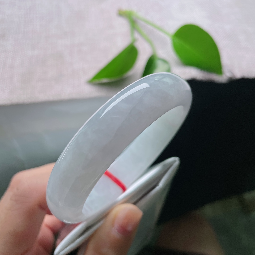 56.9/14.5/8.5，白月光正圈，长纹，种水清爽干净，质感莹润顺滑，经典正圈镯型，上手端庄雅致。ss58780a
