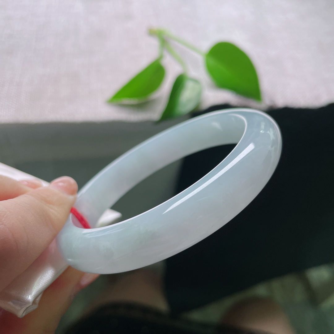 58.8/11.8/8.4，蓝底正圈，一点皮纹，冰润浅晴平安镯，玉质细腻温润，带一缕淡绿，清雅柔和。ss58763a