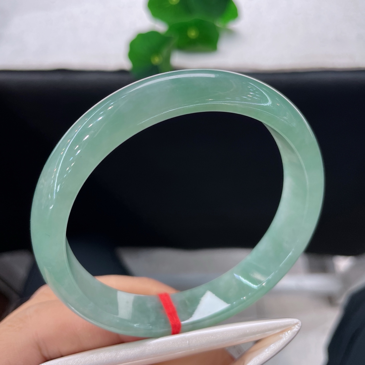 天然翡翠手镯 圈口63.3/13.5/7.8，果绿正圈，63/64可戴，玉质通透细腻，水头莹润，满圈清新果绿色均匀柔和，无裂