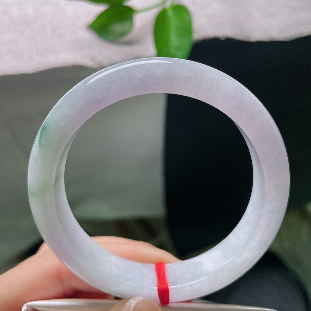55.5/12.6/8.3，飘花正圈，皮纹，淡紫为底，柔和飘花由玉骨之内缓缓晕出，不艳俗、不暗沉，如烟似雾，温柔得恰到好处。ss59018a