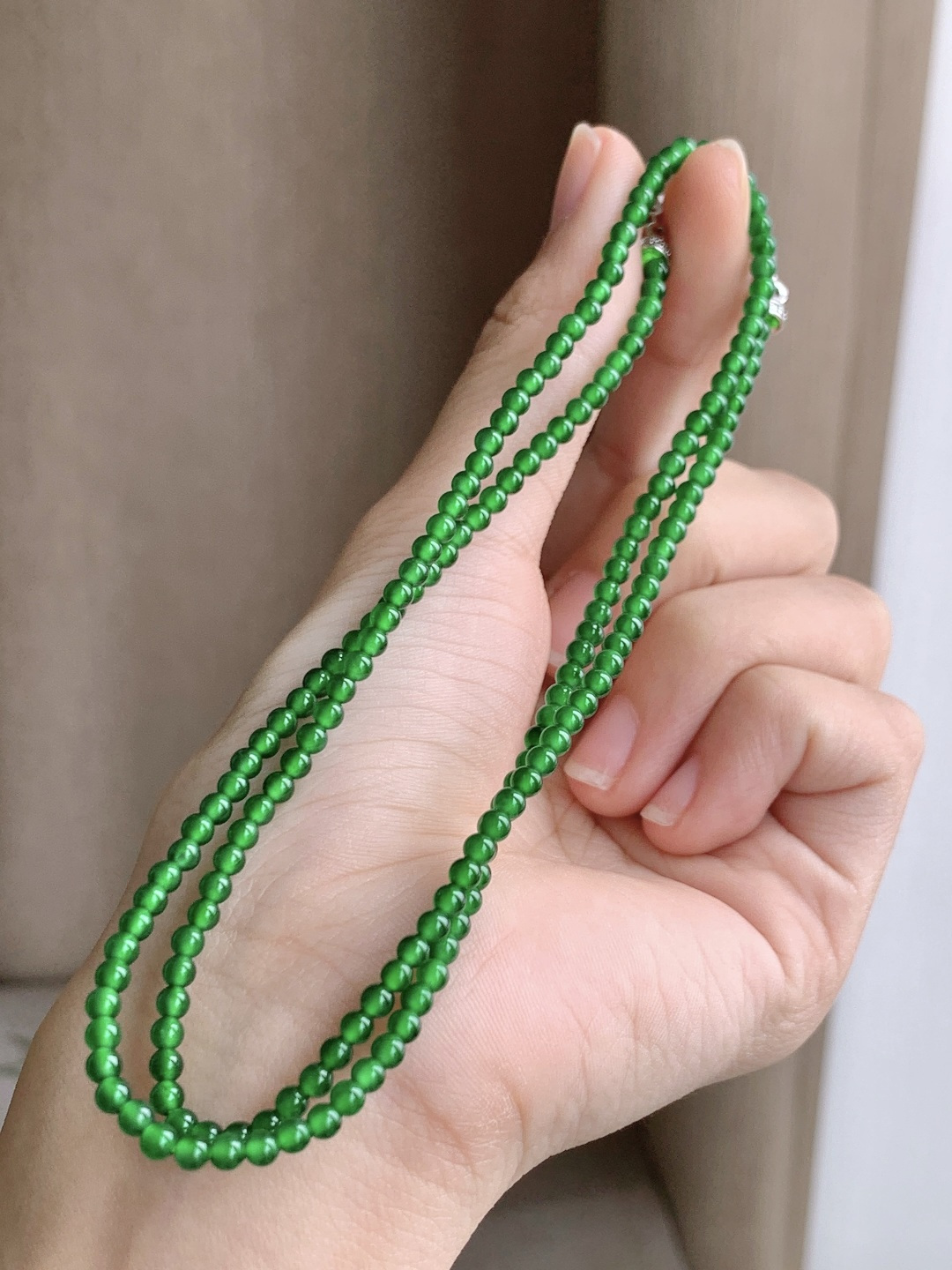 【珠子】冰辣绿珠链圆珠子珠链 【说明】 性比高 【尺寸】3mm，27cm 【重量】10.4克