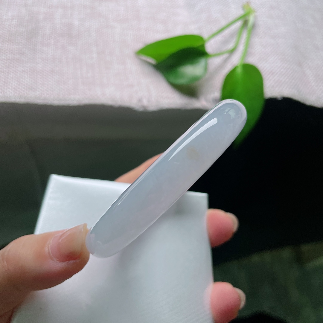 55/12/9.2，正圈，无裂，洒金，冰润平安镯，淡淡烟紫弥散镯身，玉质细腻莹润仙气悠然。ss58326a