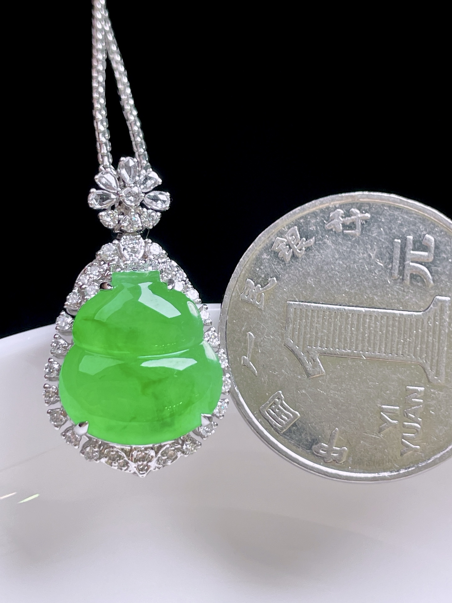 ️ 冰种阳绿葫芦 色泽鲜艳，种老水润，18k金镶嵌 整体：26.5/15.4/9.7 裸石：13.8/13