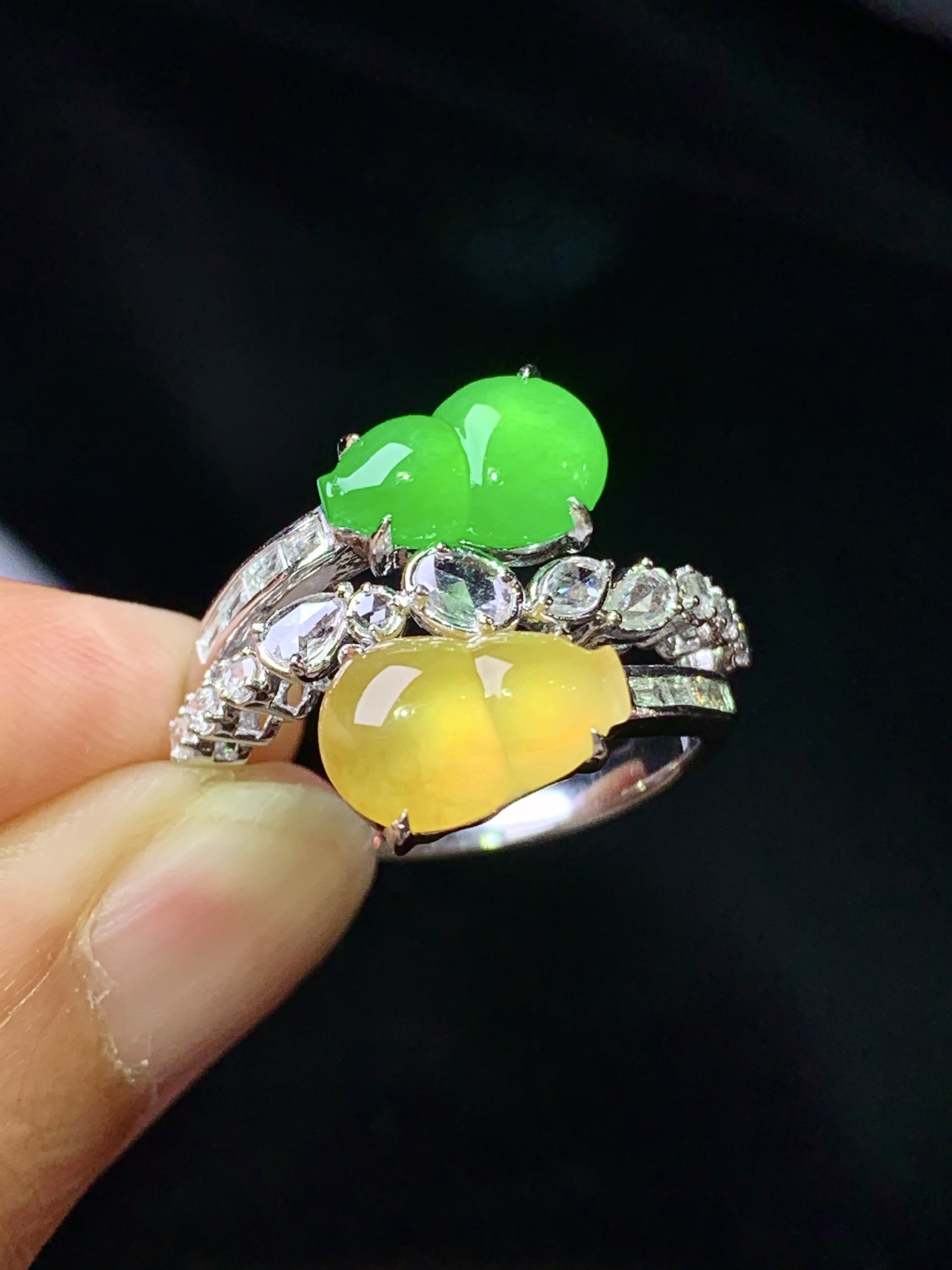 18k金钻镶嵌黄绿翡葫芦戒指 玉质细腻 色泽艳丽清新 水润亮眼 圈口14.5 整体尺寸10*6.8*