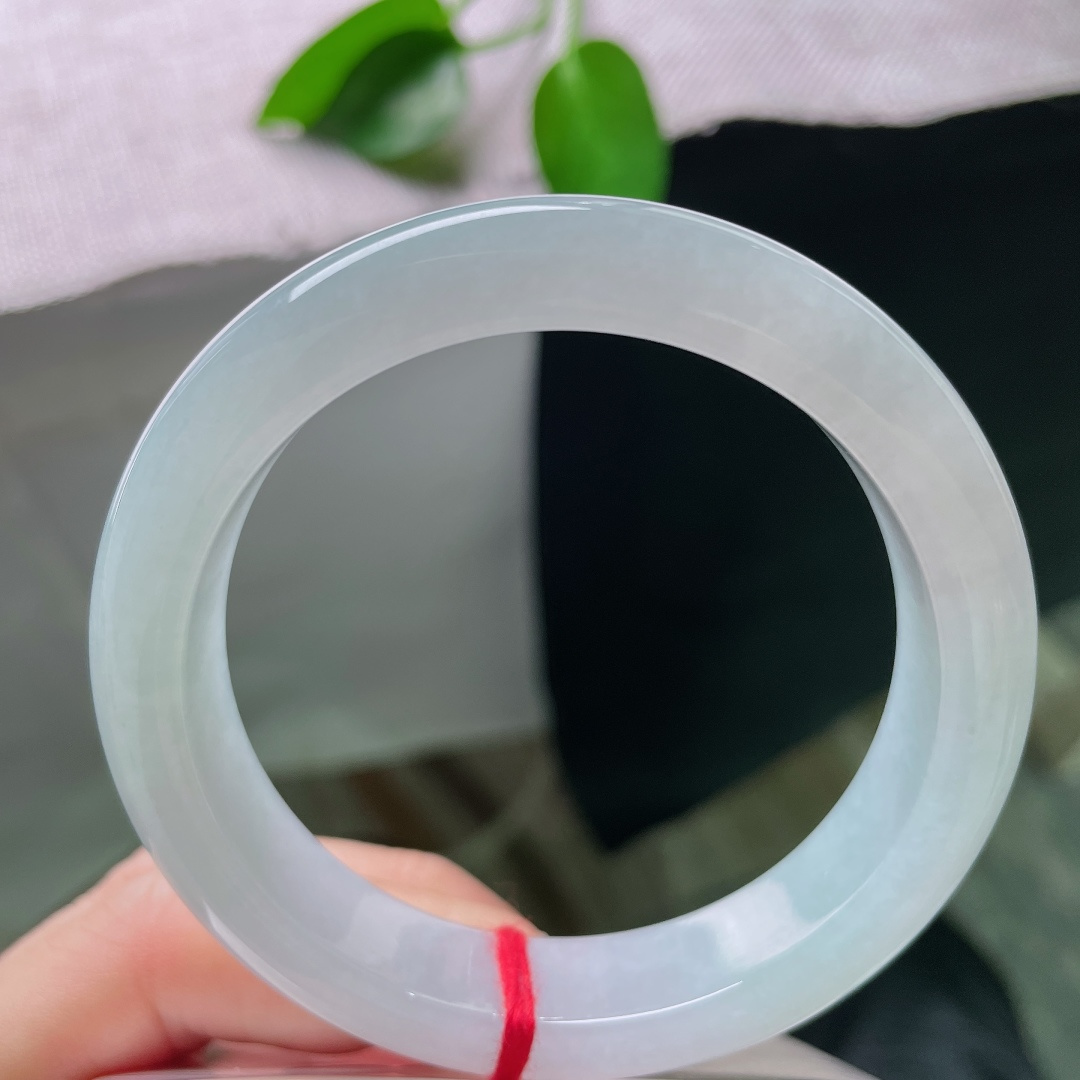 56/12.7/8.8，蓝底正圈，无裂，山河湖海的静谧，浓缩于小小镯圈，抬手可见一抹幽蓝，把大自然赋予玉石的浪漫，时时刻刻带在身旁。ss58729a