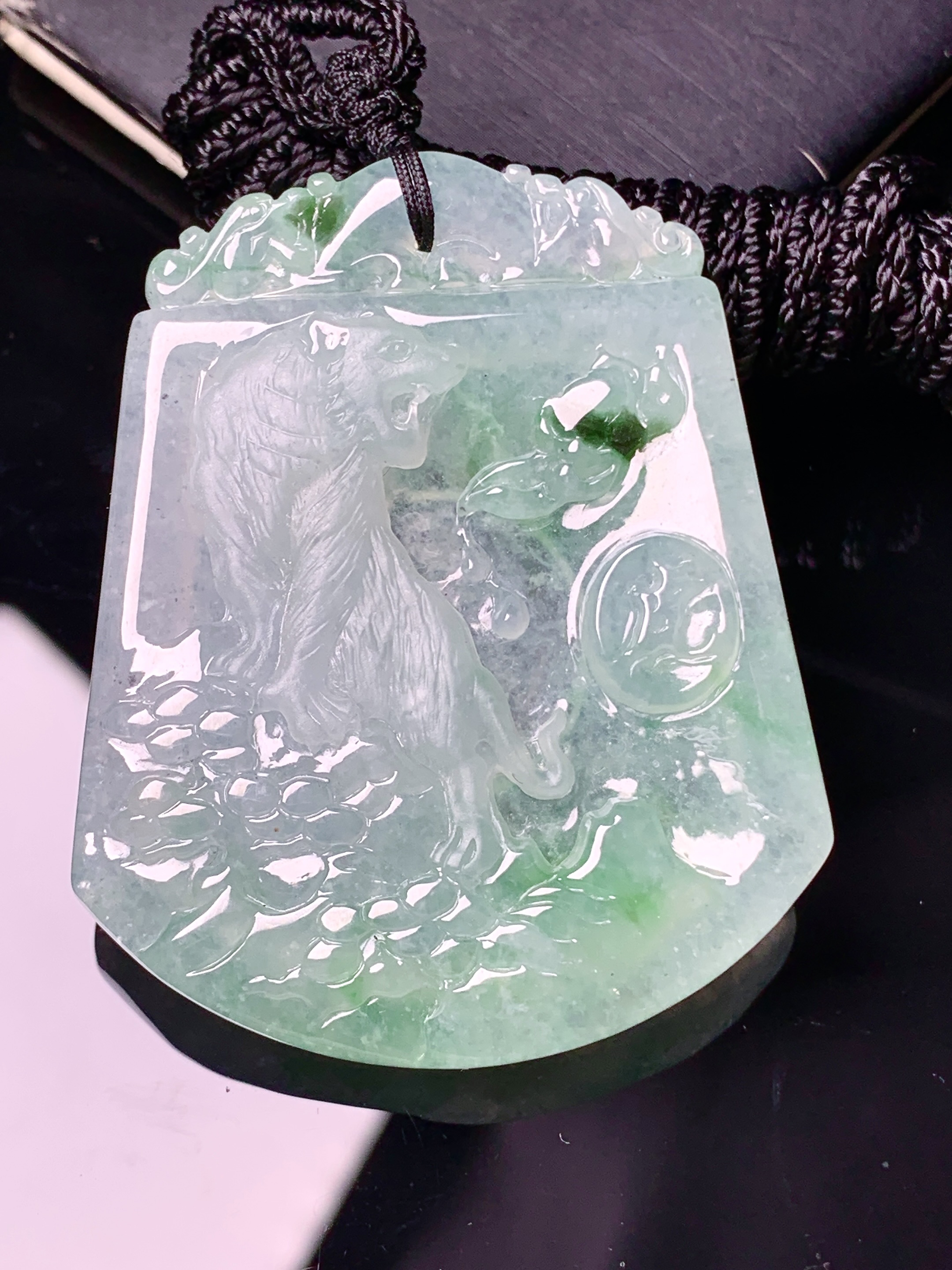 飘绿老虎牌吊坠 玉质细腻 色泽艳丽清新 水润亮眼 整体尺寸50.6*41*7.1 x3