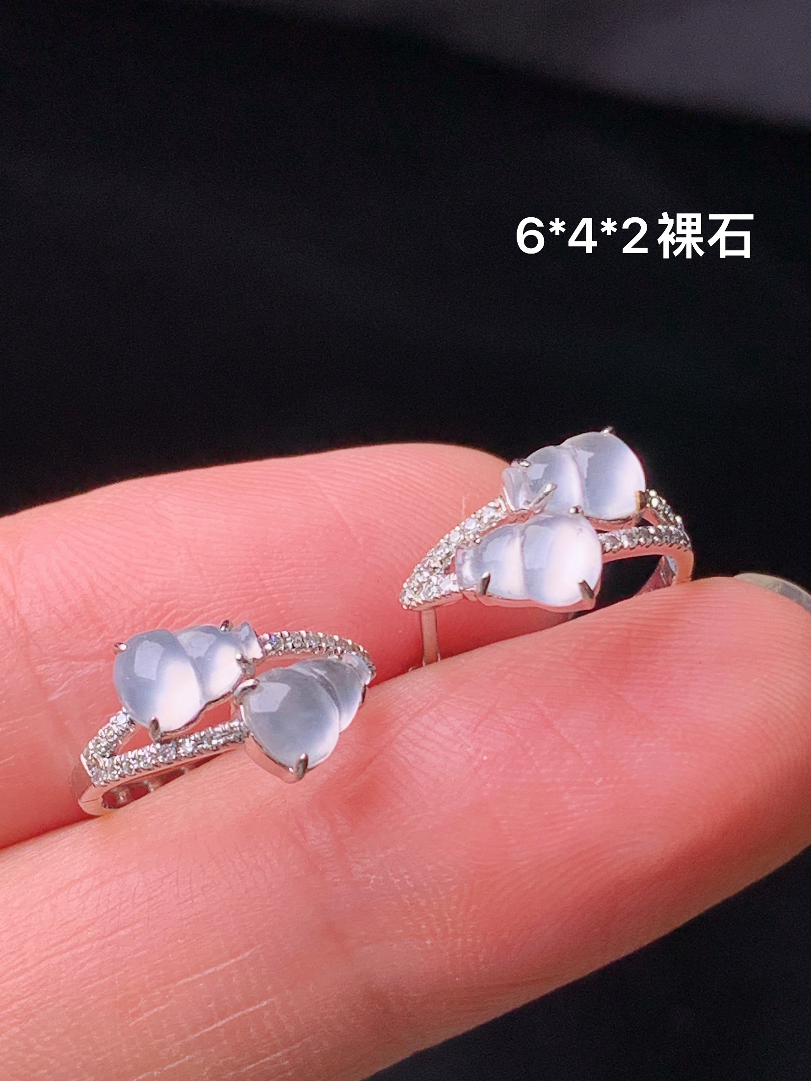 18k金钻镶嵌冰种葫芦耳钉 玉质细腻 色泽艳丽清新 水润亮眼 裸石尺寸6*4*2 m7