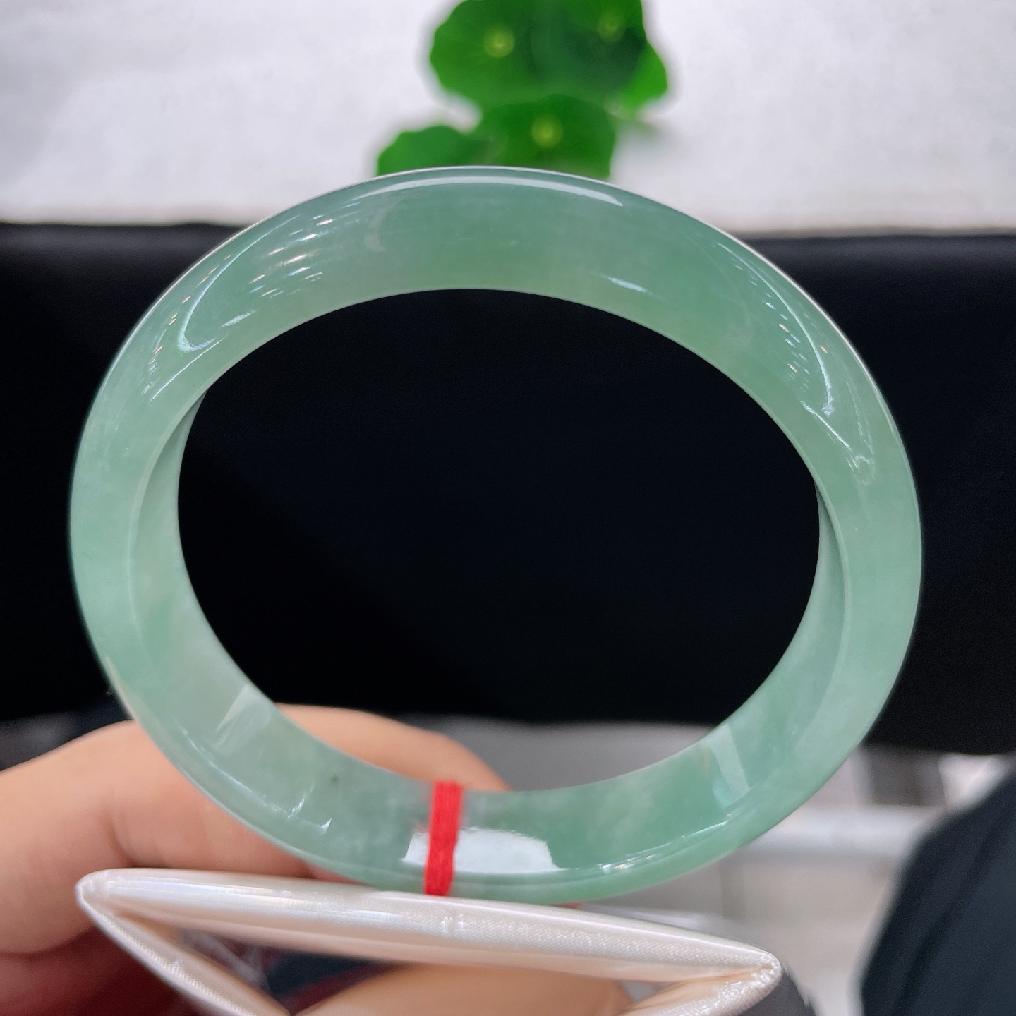 天然翡翠手镯 圈口63.3/13.5/7.8，果绿正圈，63/64可戴，玉质通透细腻，水头莹润，满圈