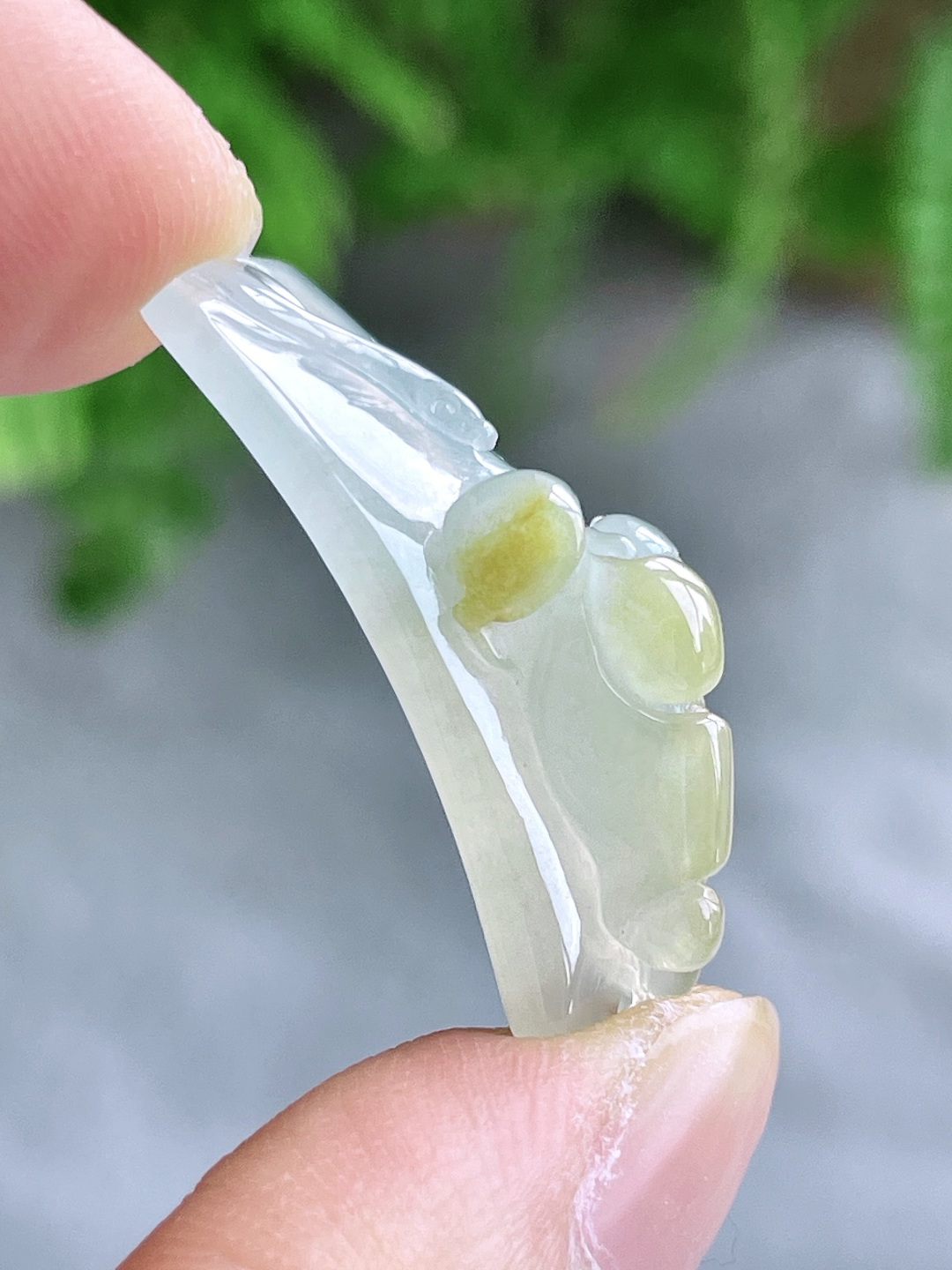 【裸石】冰飘黄翡荷花金鱼年年有余手牌 【说明】缅甸 无裂 性比高 厚装 【尺寸】29.5-10.3-9.8 【重量】4.2克