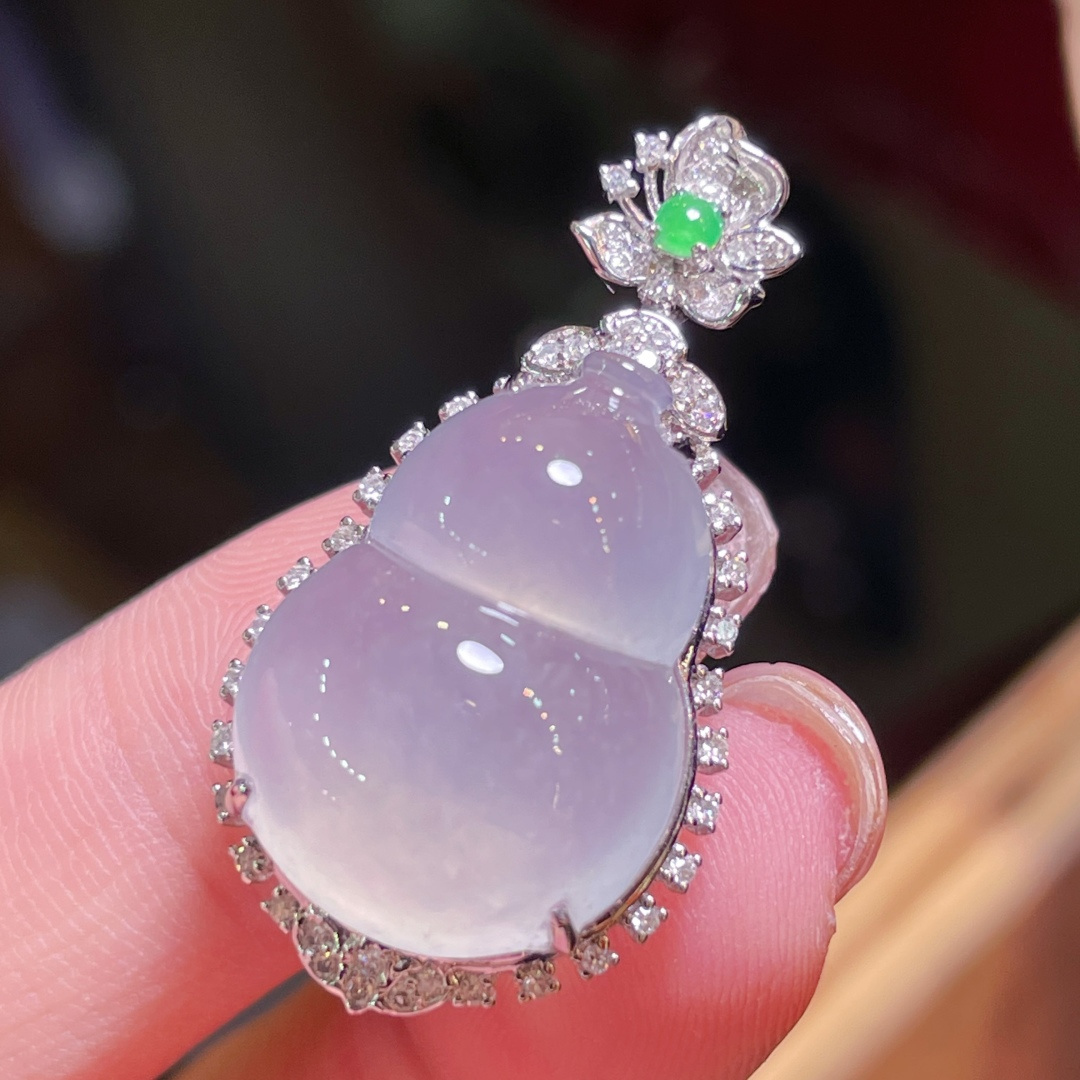 ️翡翠A货 葫芦吊坠 冰种起光，料子冰润细腻，种老起光，18k金镶真钻，上身佩戴效果很好 整体33.2-17.2-11.8裸石20.5-14.8-8