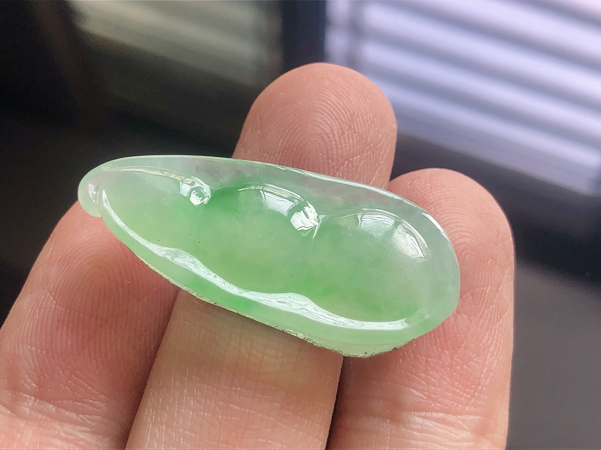 ️ 冰种阳绿福豆，色泽艳阳，通透水润，玉质细腻，夺目迷人，镶嵌效果，品相，无裂，尺寸34.5*14.2*7