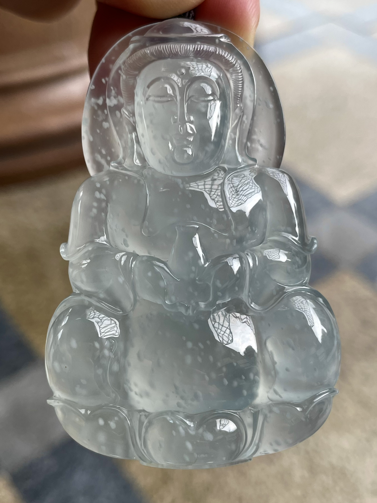 【冰种观音吊坠】老坑雪花棉，料子通透闪亮，质地致密，种老起强胶感，人物面部开脸生动，雕刻很精细，表情