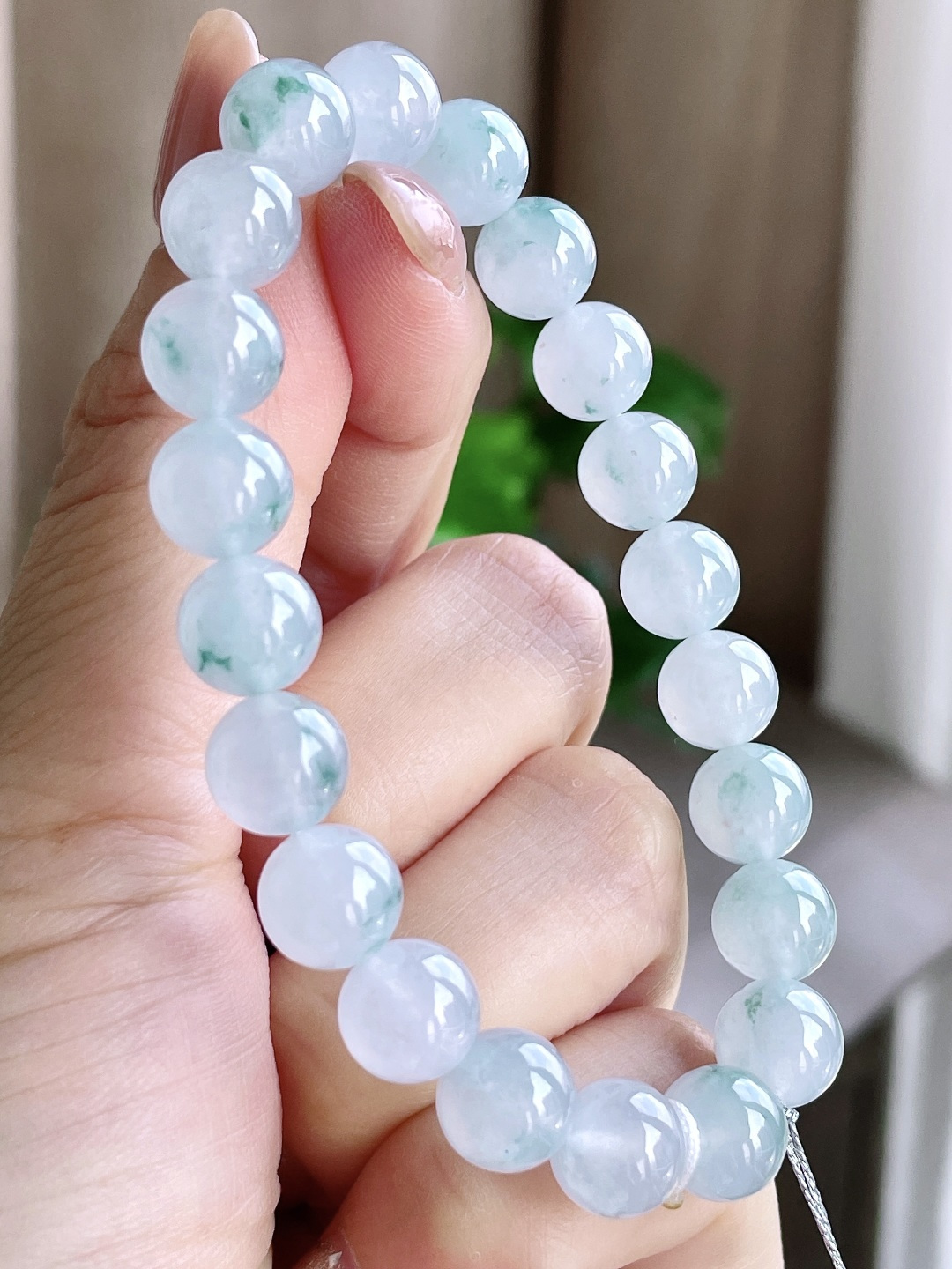 【珠子】糯冰飘花手串圆珠珠子手串 【说明】缅甸 性比高 【尺寸】8.9mm 【重量】26.8克