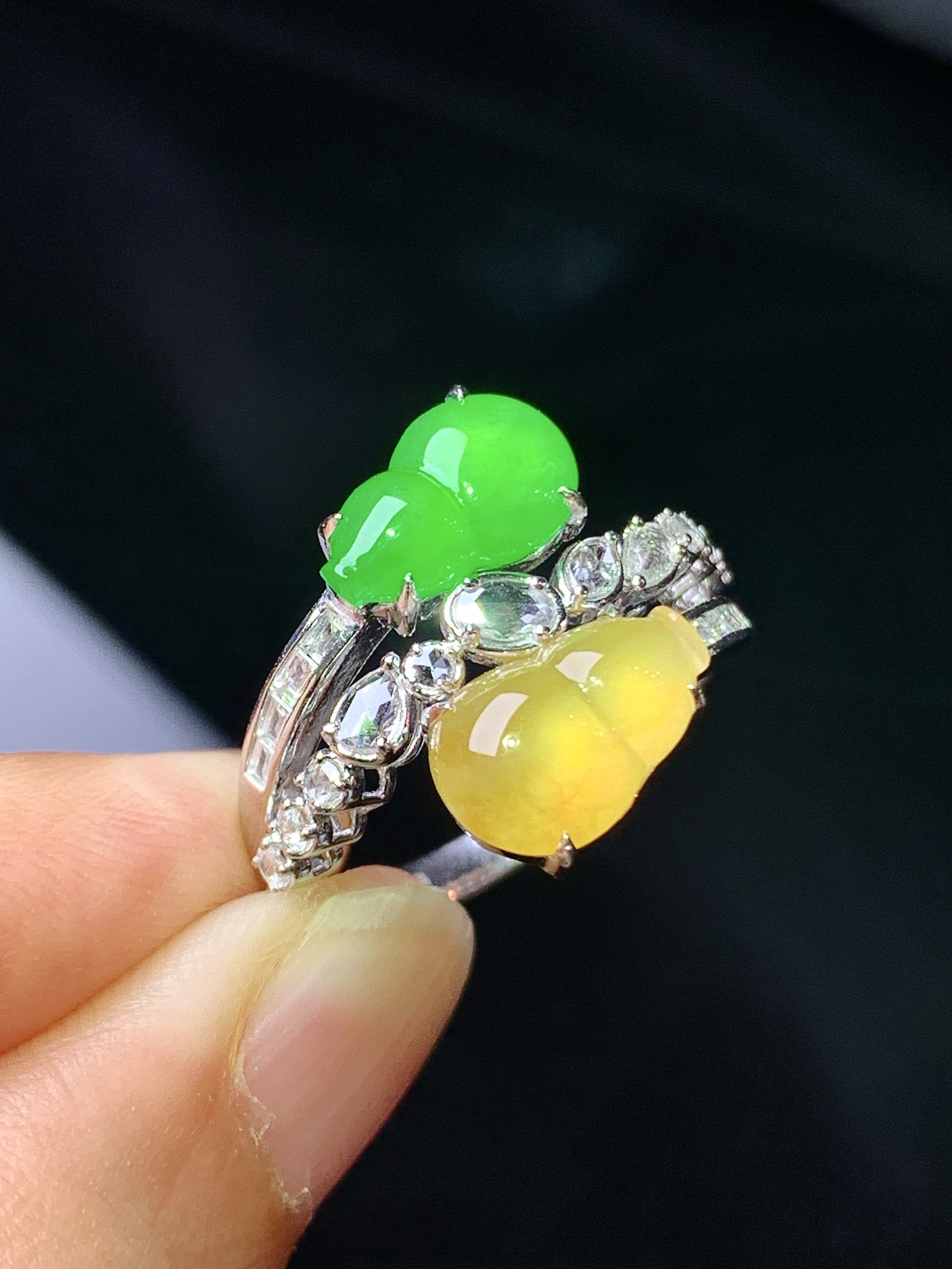 18k金钻镶嵌黄绿翡葫芦戒指 玉质细腻 色泽艳丽清新 水润亮眼 圈口14.5 整体尺寸10*6.8*