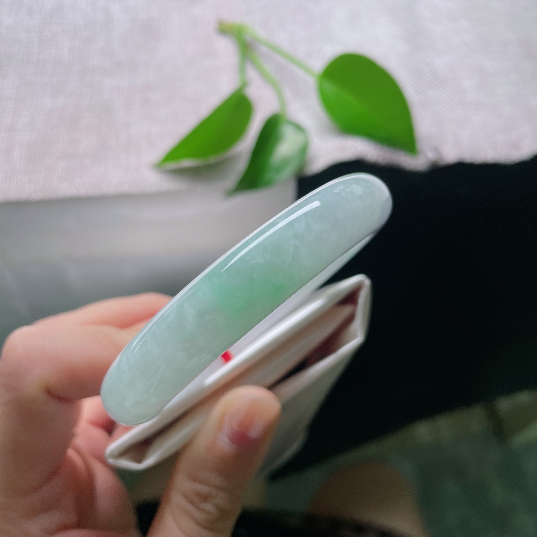 54.7/12.1/8.9，春彩正圈，一点皮纹，冰糯浅绿平安镯，玉质温润细腻，底色清浅，一抹柔绿晕染镯身。ss58854a