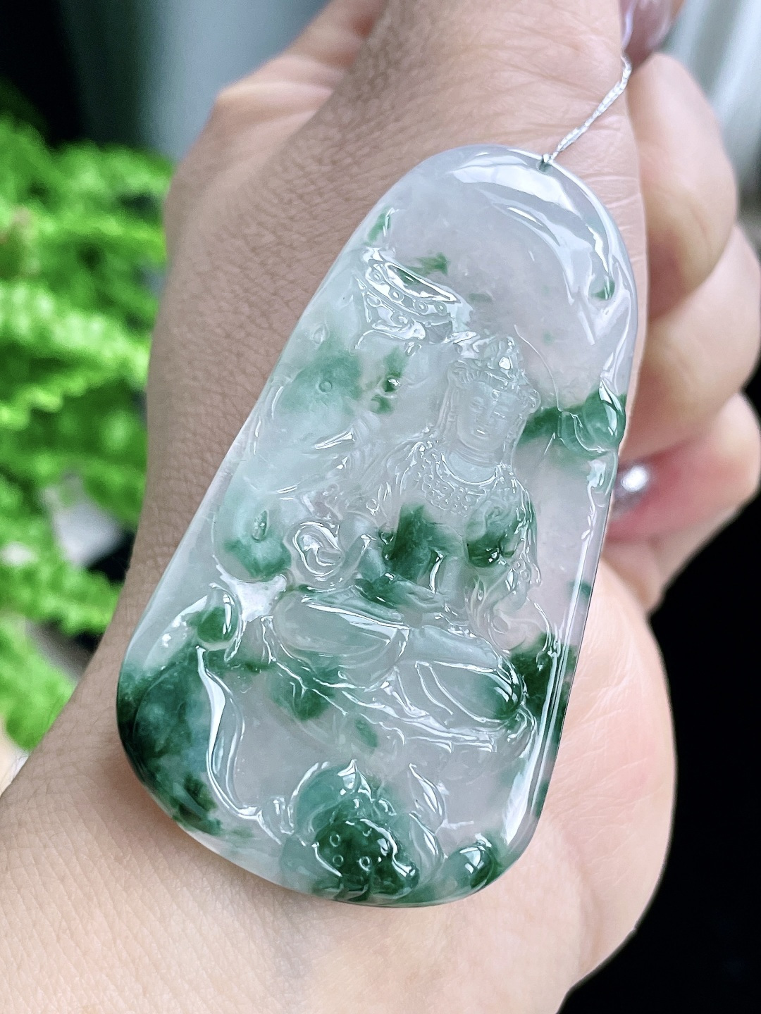 【裸石】冰飘绿花普贤观音牌吊坠 【说明】缅甸 无裂 性比高 飘花 【尺寸】63-34.2-5.3 【重量】24.7克