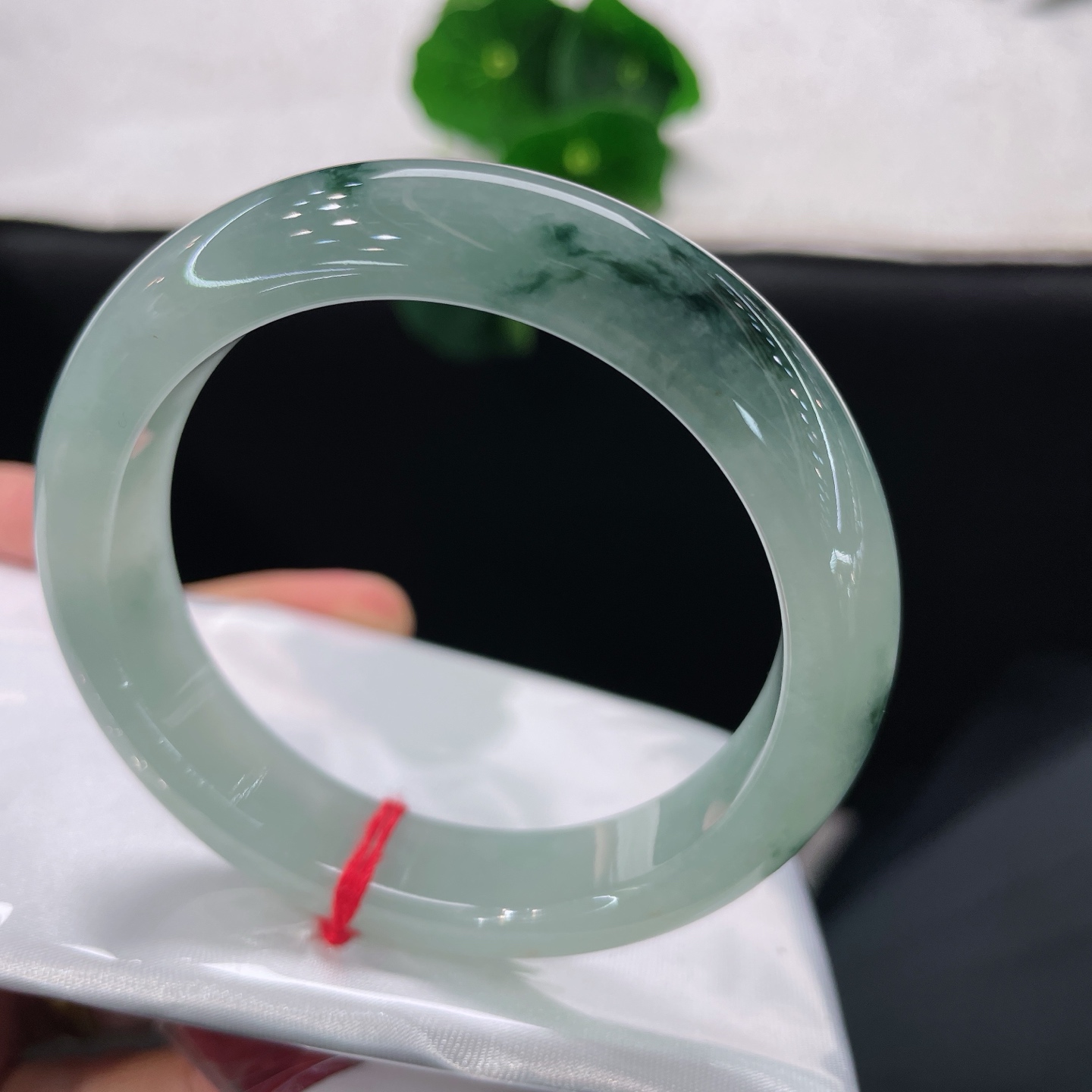 天然翡翠手镯 圈口54.5/12.5/8.5，冰飘花正圈，54/55可戴，玉底凝清露，墨花入玉来。无裂