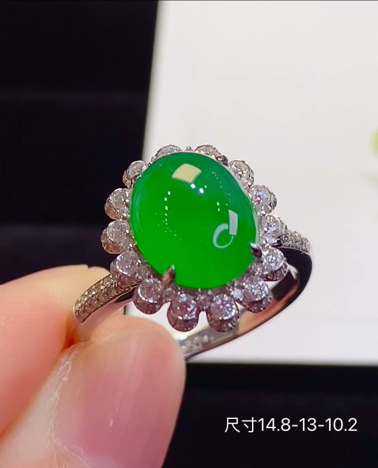 ️ 18k金+钻玻璃种阳绿蛋面戒指，饱满圆润上档次，款式时尚大方，无裂，14.8-13-10.2