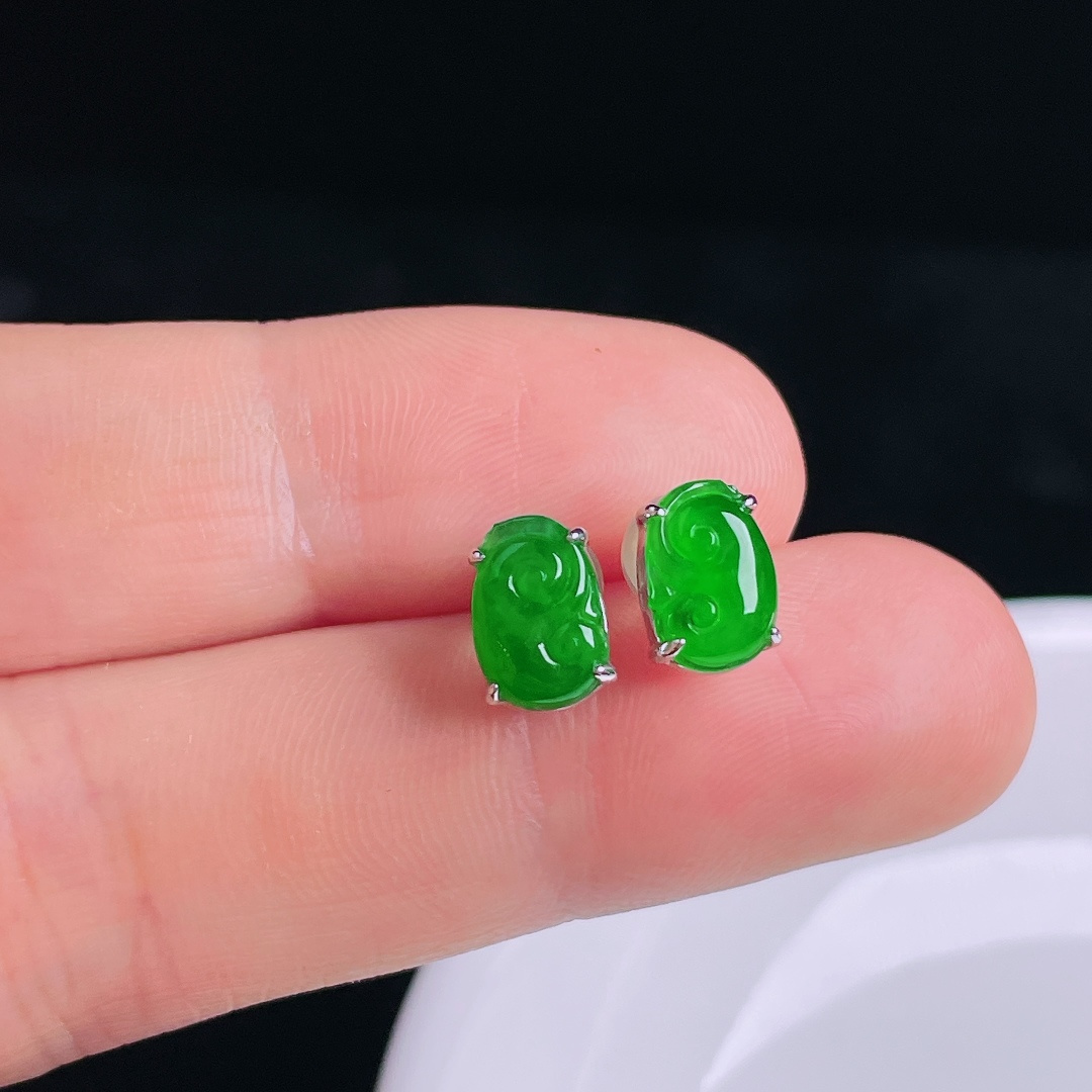 ️辣绿耳钉，18k镶嵌，老种起光，细底通透，尺寸：裸石9/6.4/2.5mm0913