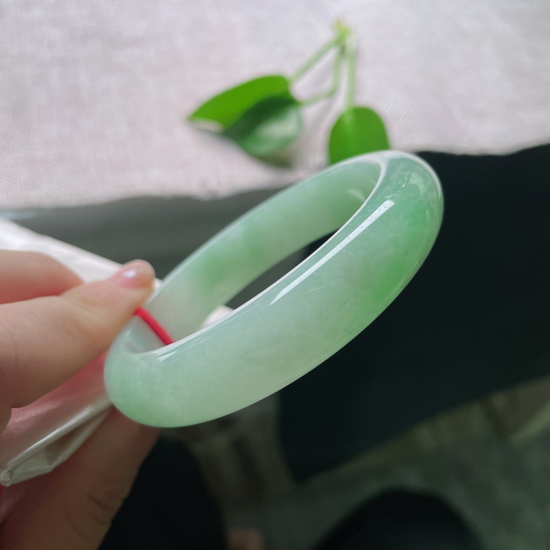56.6/13.6/8.2，绿底正圈，一点皮纹，种水莹润通透，自带淡淡胶感，经典正圈版型，上手端庄雅致。ss57843a