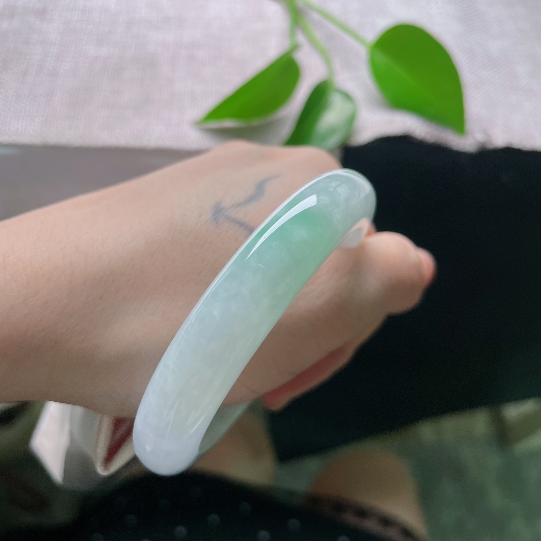 54.7/12.1/8.9，春彩正圈，一点皮纹，冰糯浅绿平安镯，玉质温润细腻，底色清浅，一抹柔绿晕染镯身。ss58854a