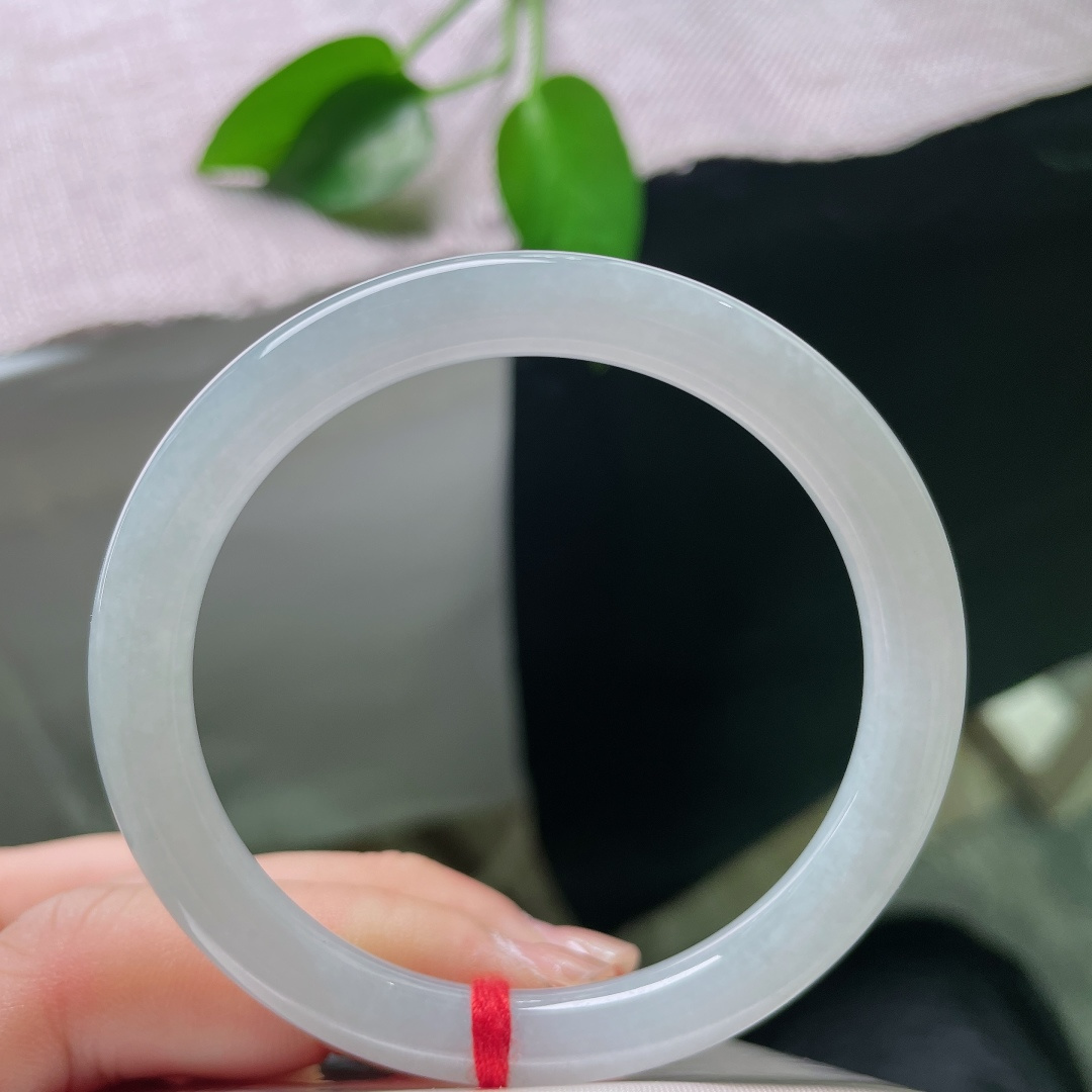 52/7.5，绿底圆条，一点皮纹，小叮当，玉质细腻匀净，浅晴底色清透柔和，自带水光。ss58811a