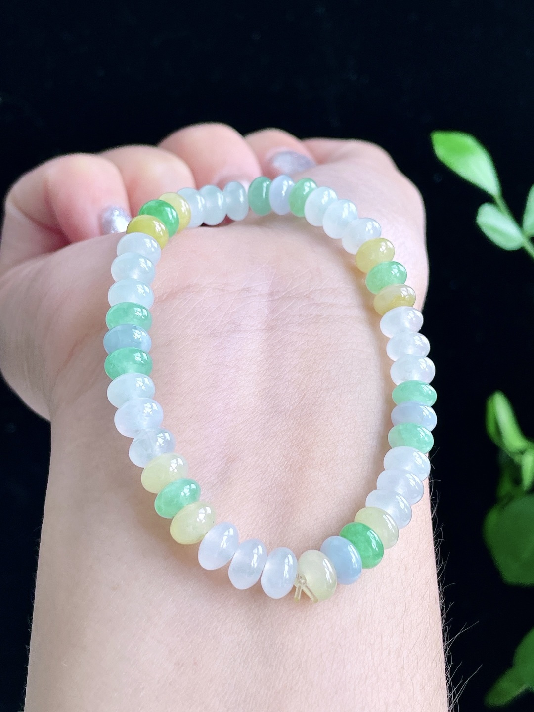 【珠子】冰多宝手串算盘珠手串 【说明】缅甸 性比高 【尺寸】6.4-4.4mm 【重量】13.9克